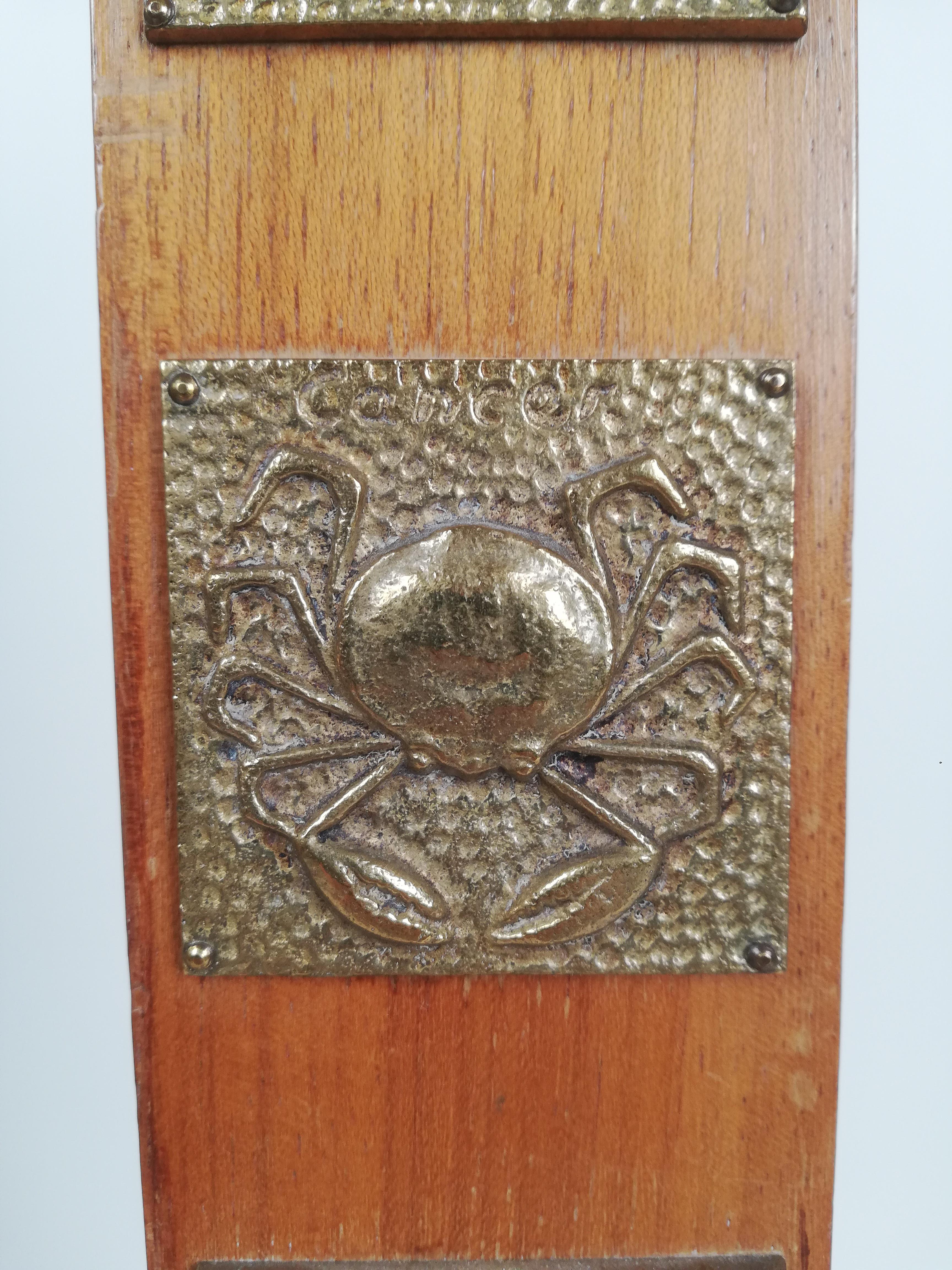 Lámpara de pie de mediados del siglo XX en madera maciza, mármol italiano y decoración de signos del zodiaco en venta 3