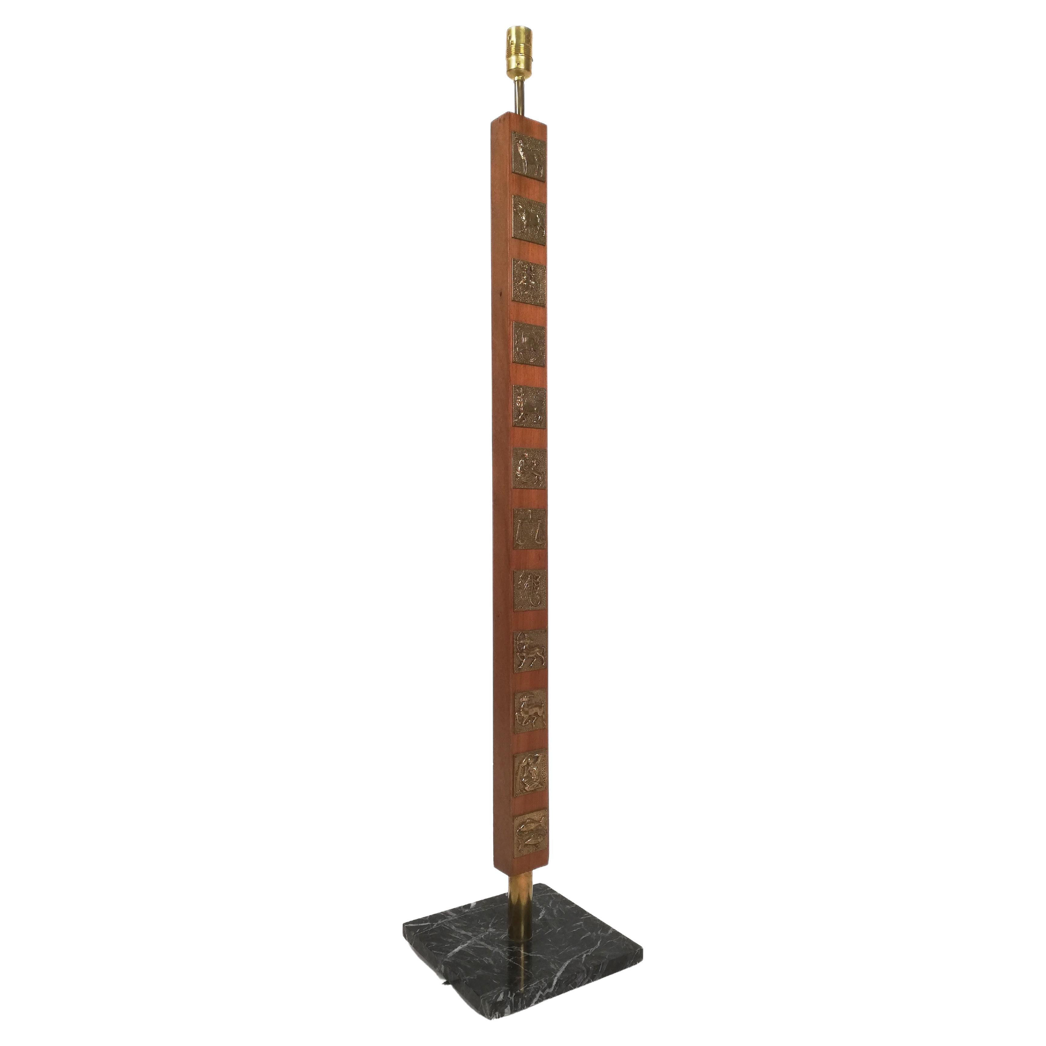 Lámpara de pie de mediados del siglo XX en madera maciza, mármol italiano y decoración de signos del zodiaco en venta