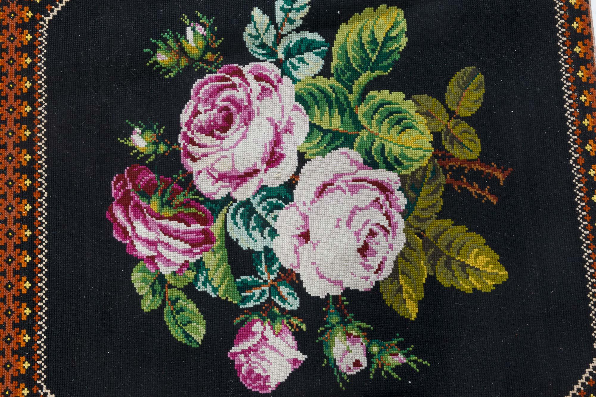 Teppich mit floraler Handarbeit aus der Mitte des 20.
Größe: 9'7