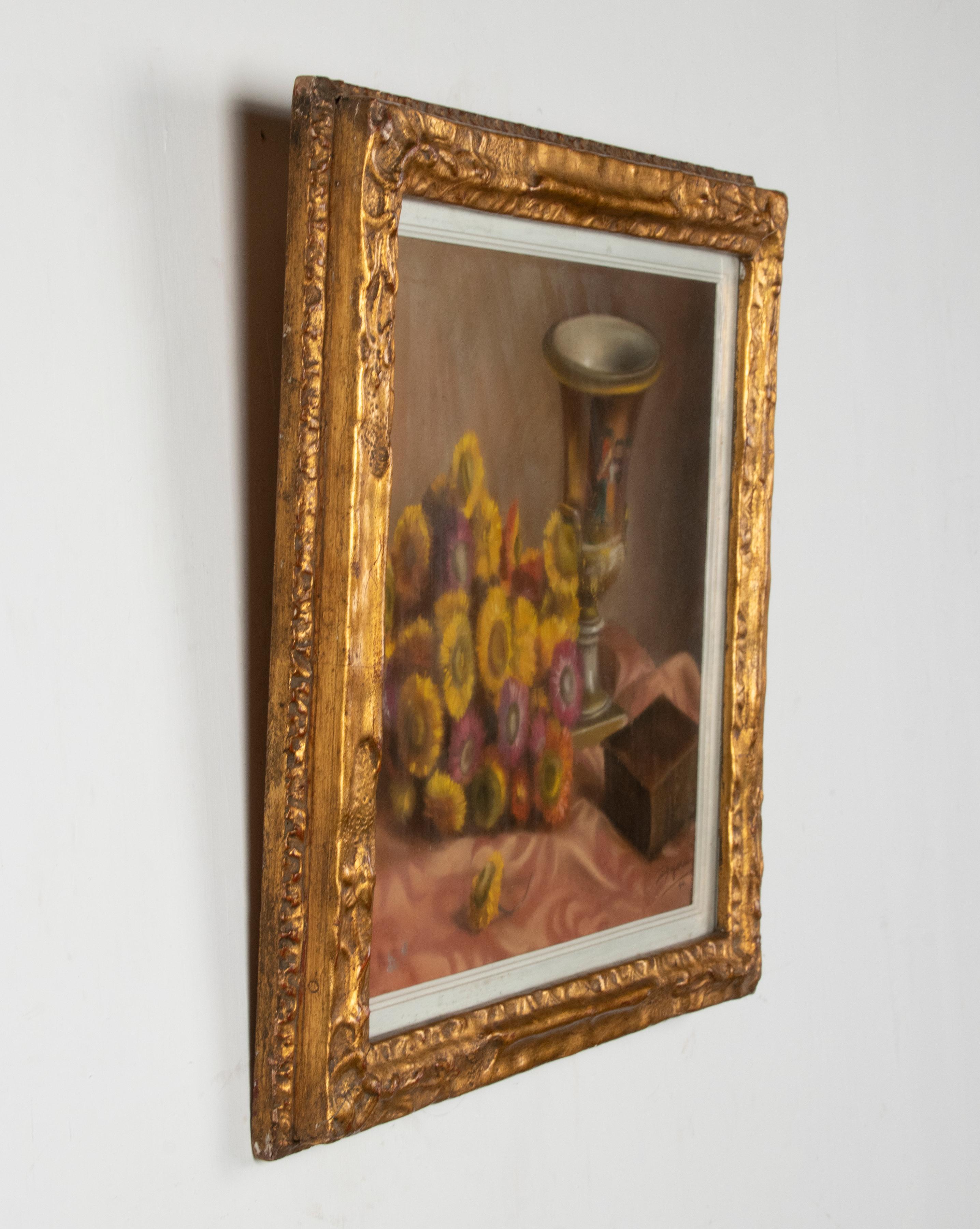 Peint à la main Nature morte de fleurs du milieu du XXe siècle, peinture au pastel sur panneau par Simone Dujardin en vente