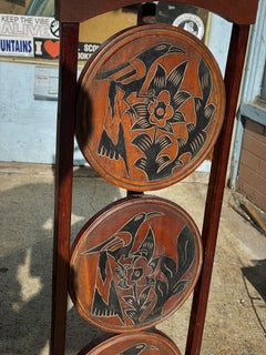 Milieu du 20e siècle Muffineer pliant Muffin Pie Stand Tropical Bird & Flower Motif