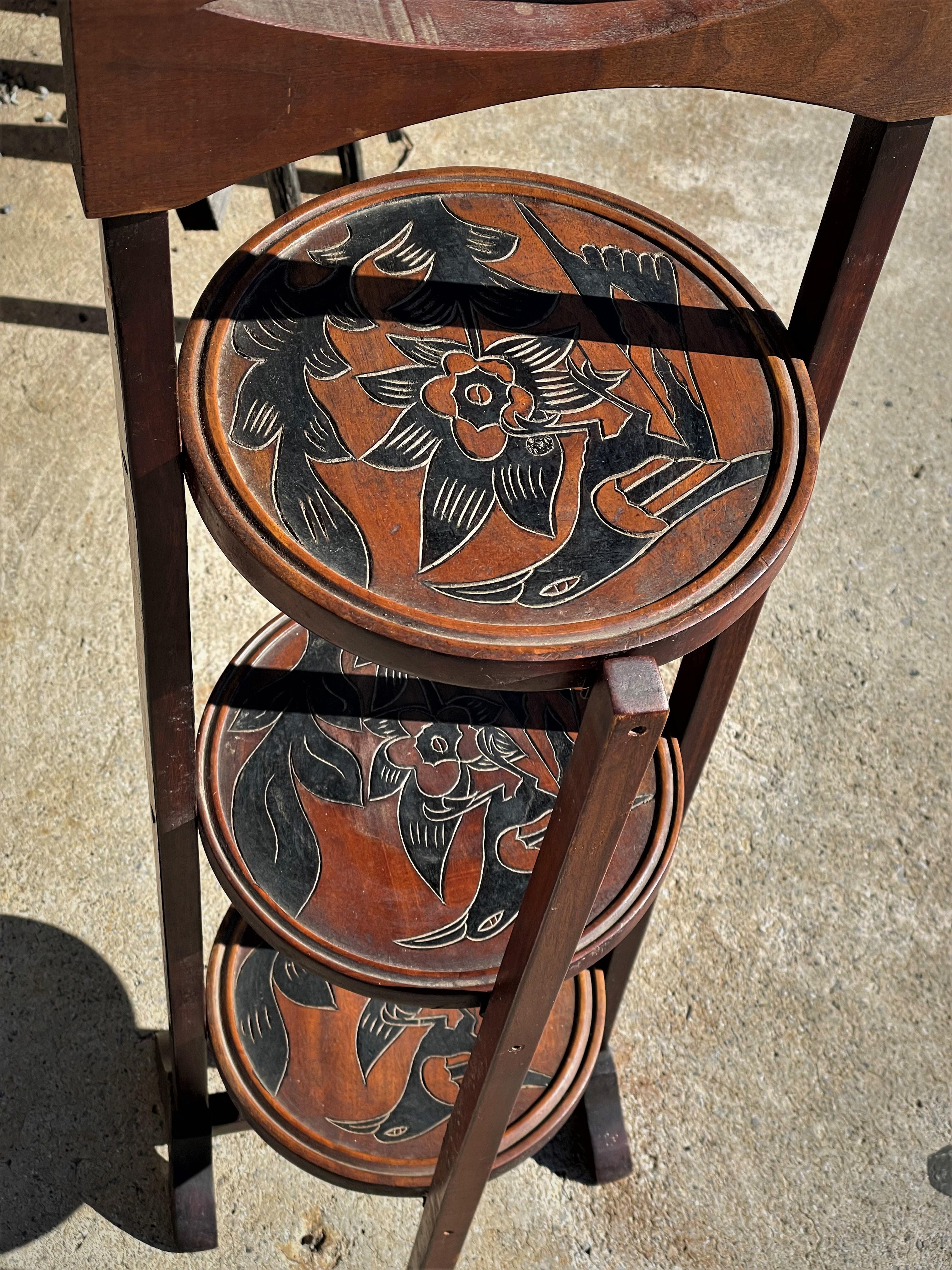 Mid 20th Century Folding Muffineer Muffin Pie Stand Tropical Bird & Flower Motif In Good Condition For Sale In Clifton Forge, VA