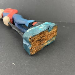 Figurilla de arte popular de mediados del siglo XX Hombre tallado a mano con escopeta