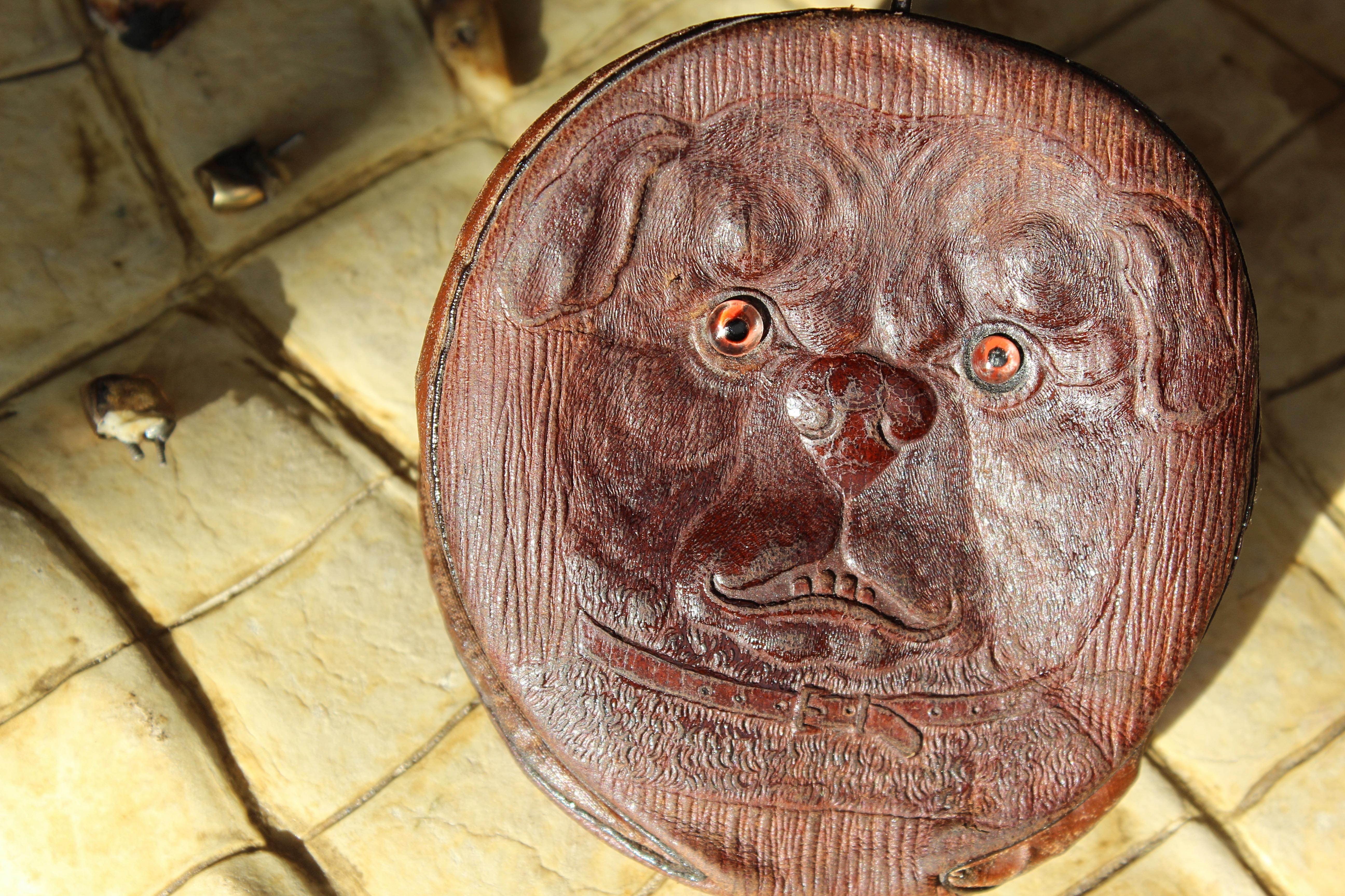 Mitte des 20. Jahrhunderts Volkskunst Pug Bull Hund Leder Münz Geldbörse Tasche (Englisch) im Angebot