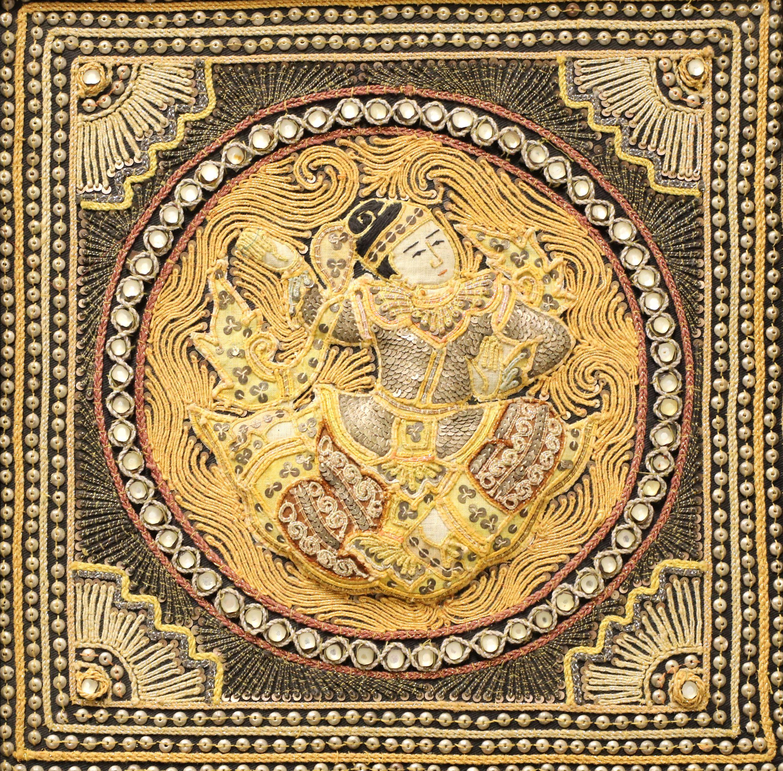Ein originaler birmanischer Wandteppich im Kalaga-Stil aus der Mitte des 20. Jahrhunderts. Ohne Titel, (Frau mit Fächer). Unsigniert, Künstler unbekannt. Stark bestickter applizierter Wandteppich aus Seide, Wolle, Spitze und Perlen vor einem