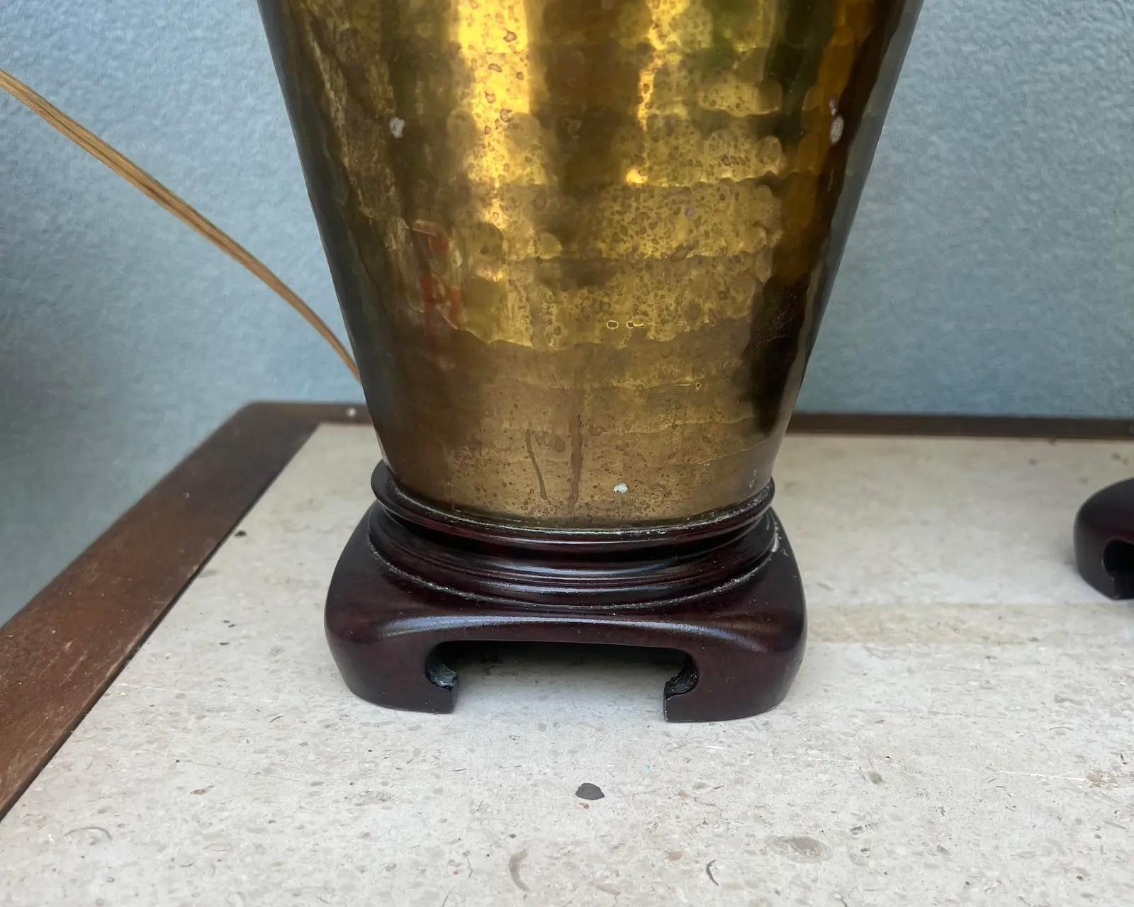 Neoclassico Lampade in ottone con corda e nappe in stile Frederick Cooper della metà del XX secolo in vendita