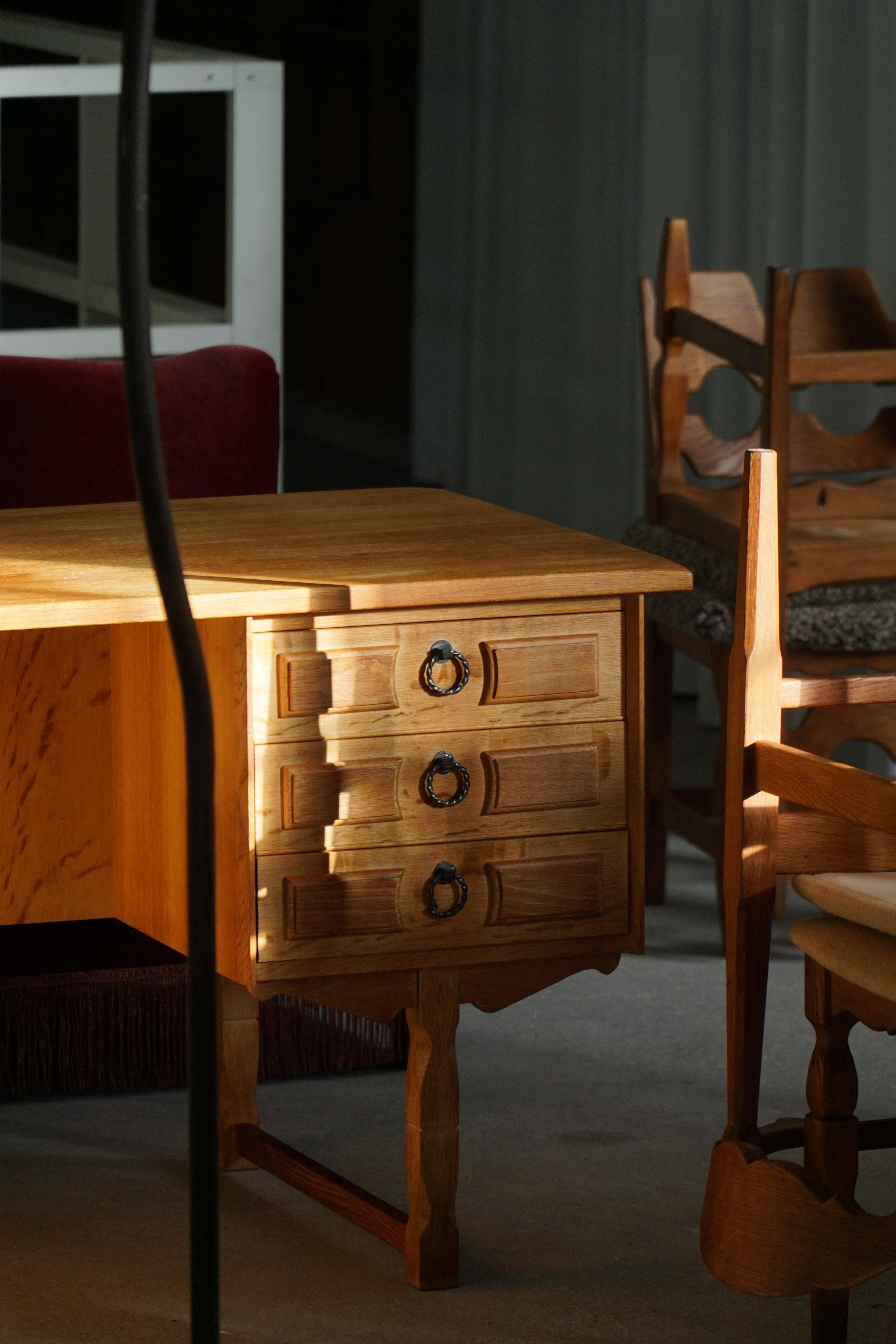 Mid-20th Century, Freestanding Oak Desk by Henning Kjærnulf, Denmark, 1960s In Good Condition For Sale In Odense, DK