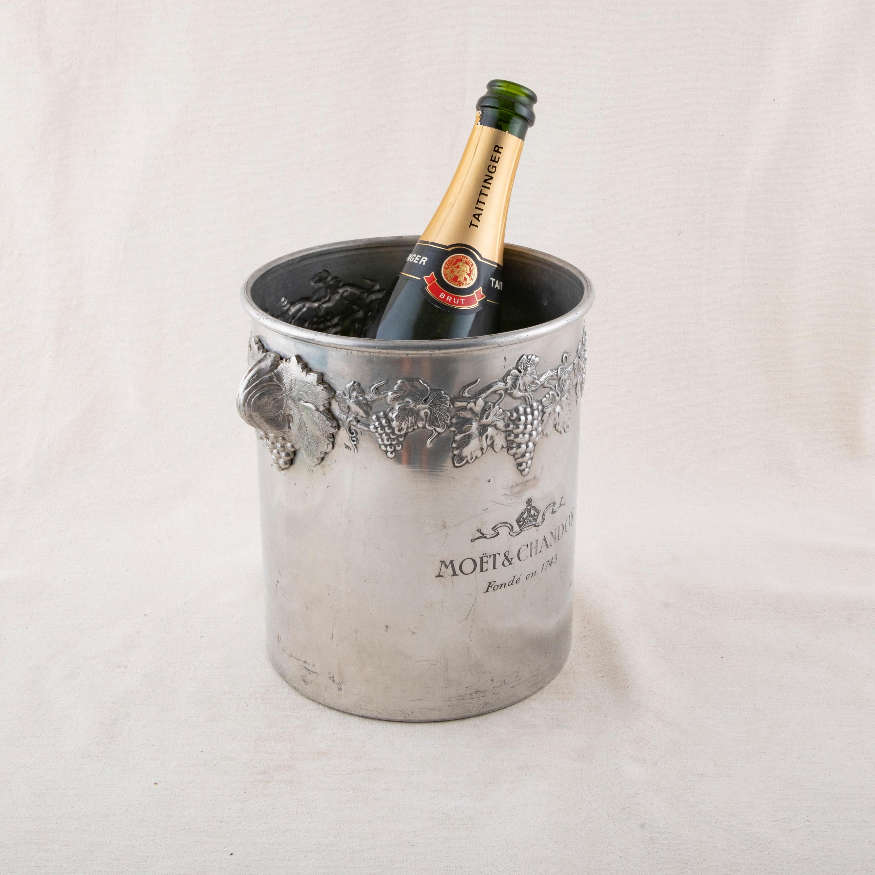 Cubitera o cubo de hielo Moet & Chandon de aluminio francés de mediados del siglo XX en venta 6