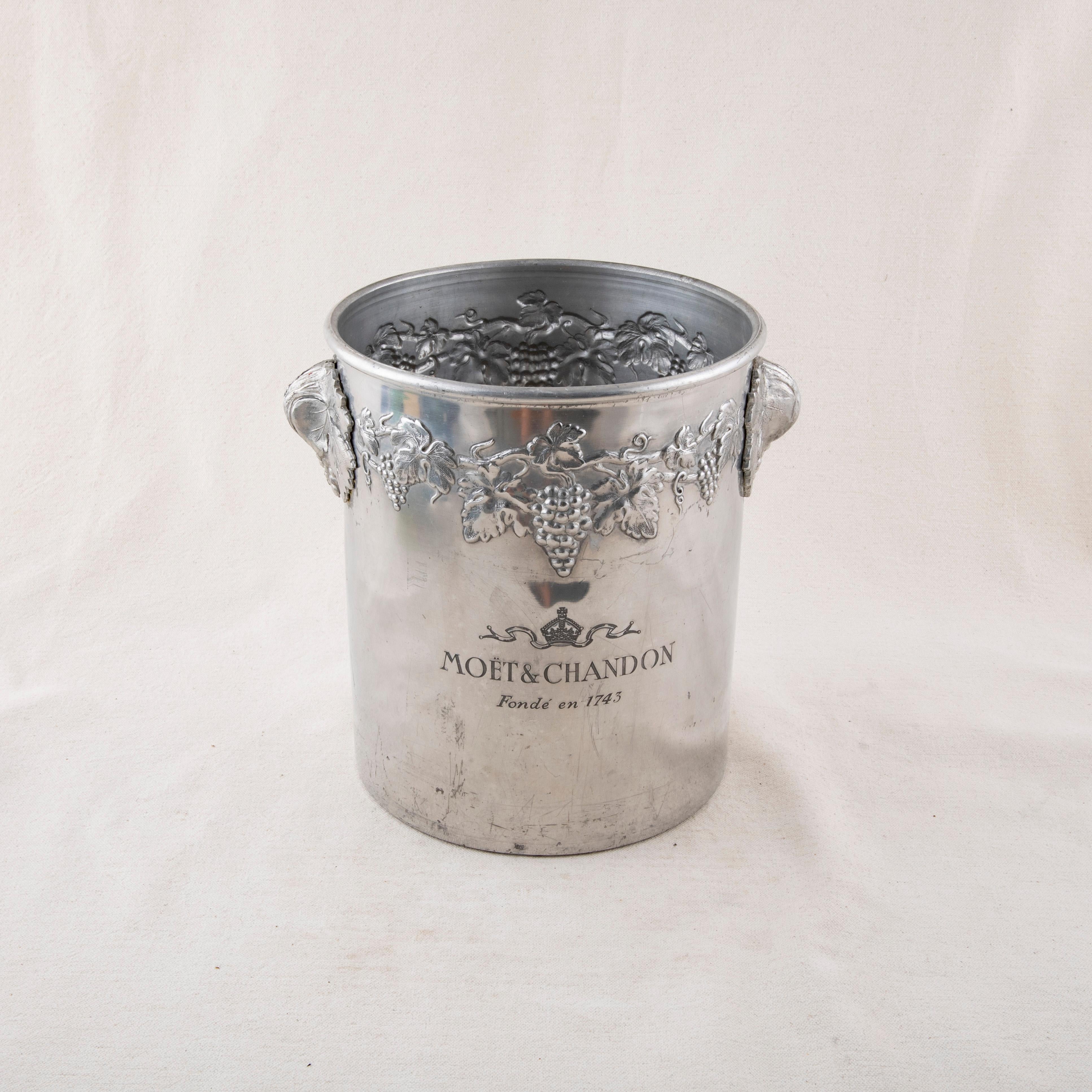 Cubitera o cubo de hielo Moet & Chandon de aluminio francés de mediados del siglo XX Francés en venta