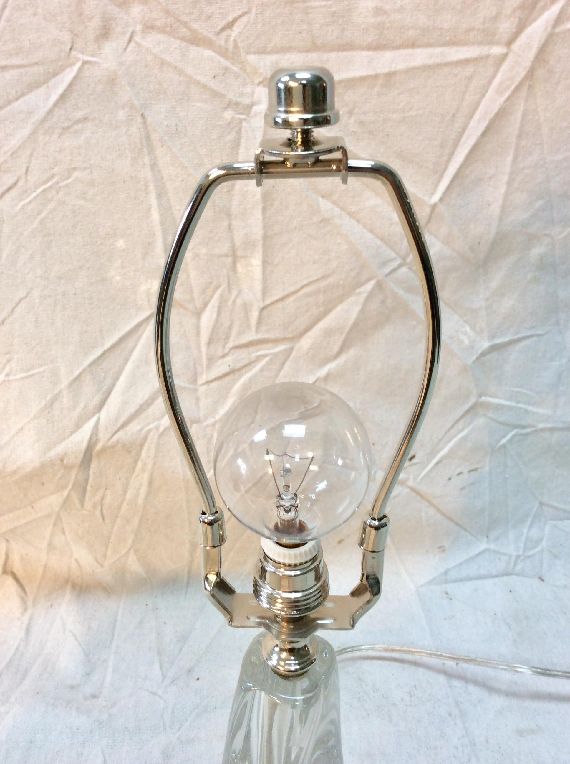 Lampe de table en verre d'art français du milieu du 20e siècle en vente 3