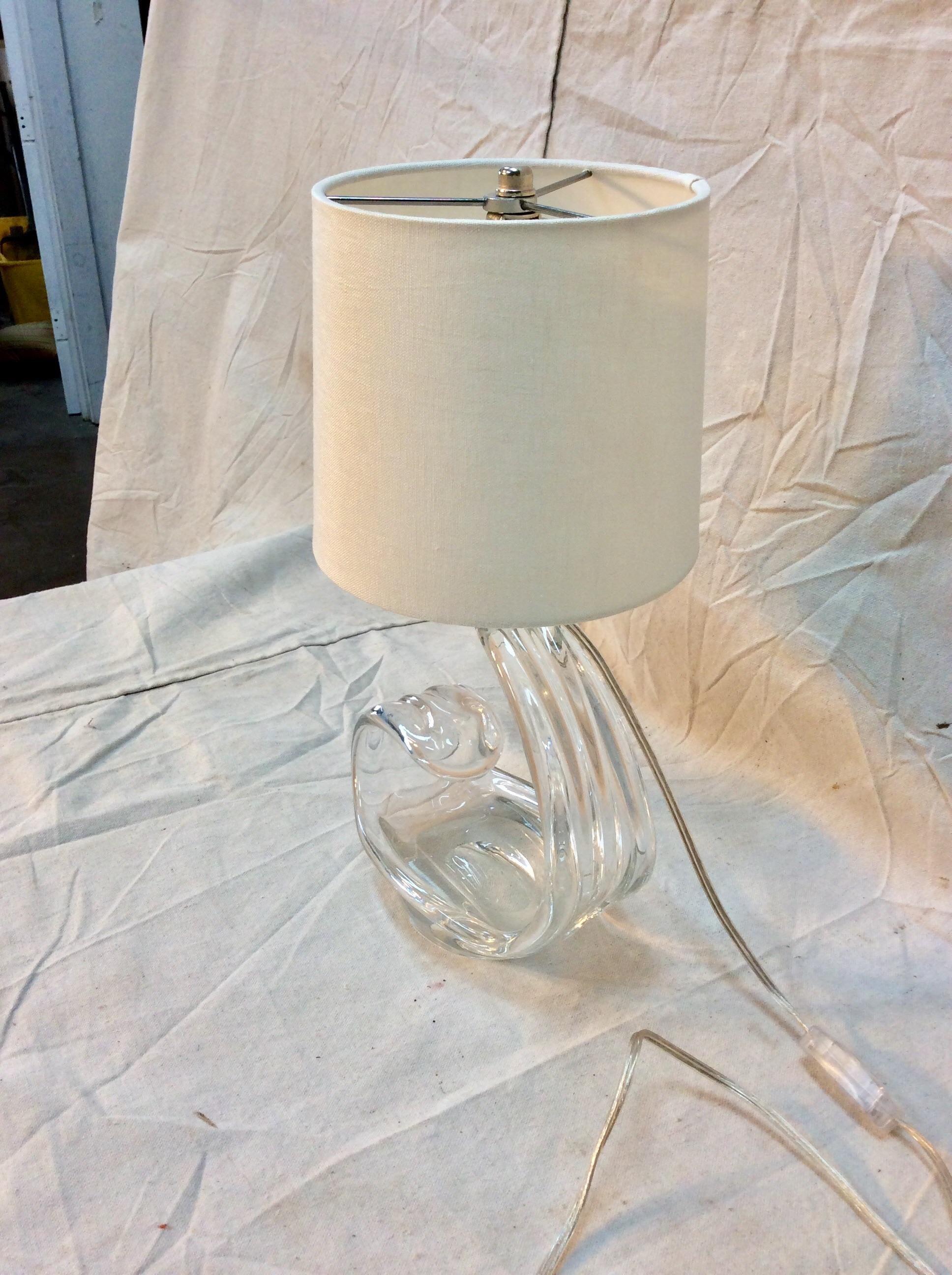 Mid-Century Modern Lampe de table en verre d'art français du milieu du 20e siècle en vente