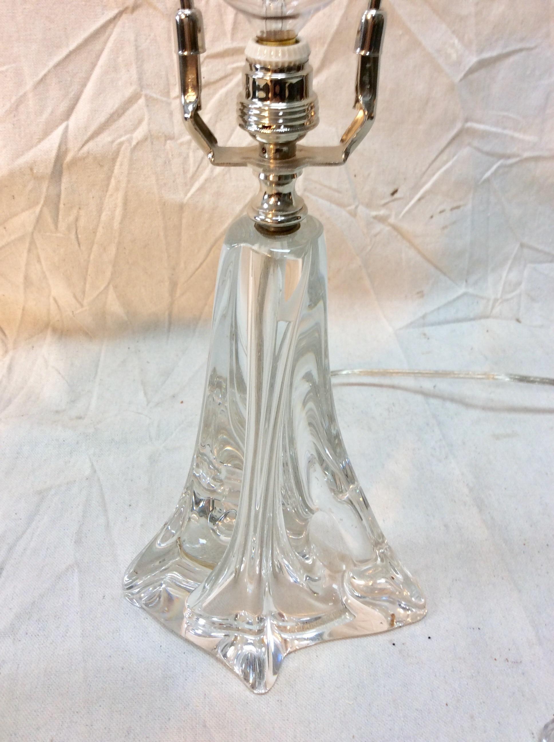 Lampe de table en verre d'art français du milieu du 20e siècle en vente 2