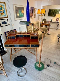 Lámpara de pie francesa de mediados del siglo XX, articulada, de pino y metal perforado.