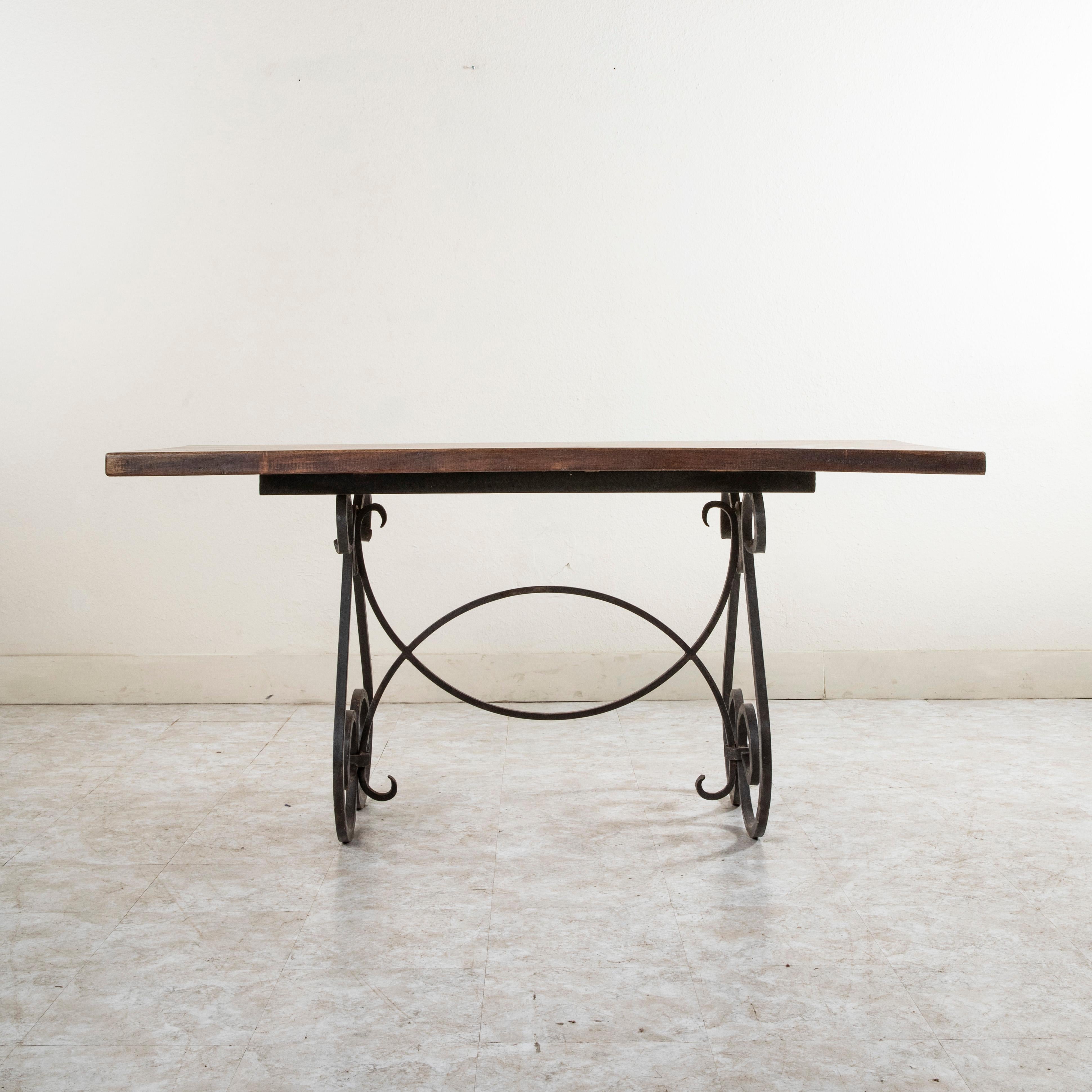 Français Table de salle à manger, écritoire, en noyer et fer, du milieu du 20e siècle, de fabrication artisanale française en vente