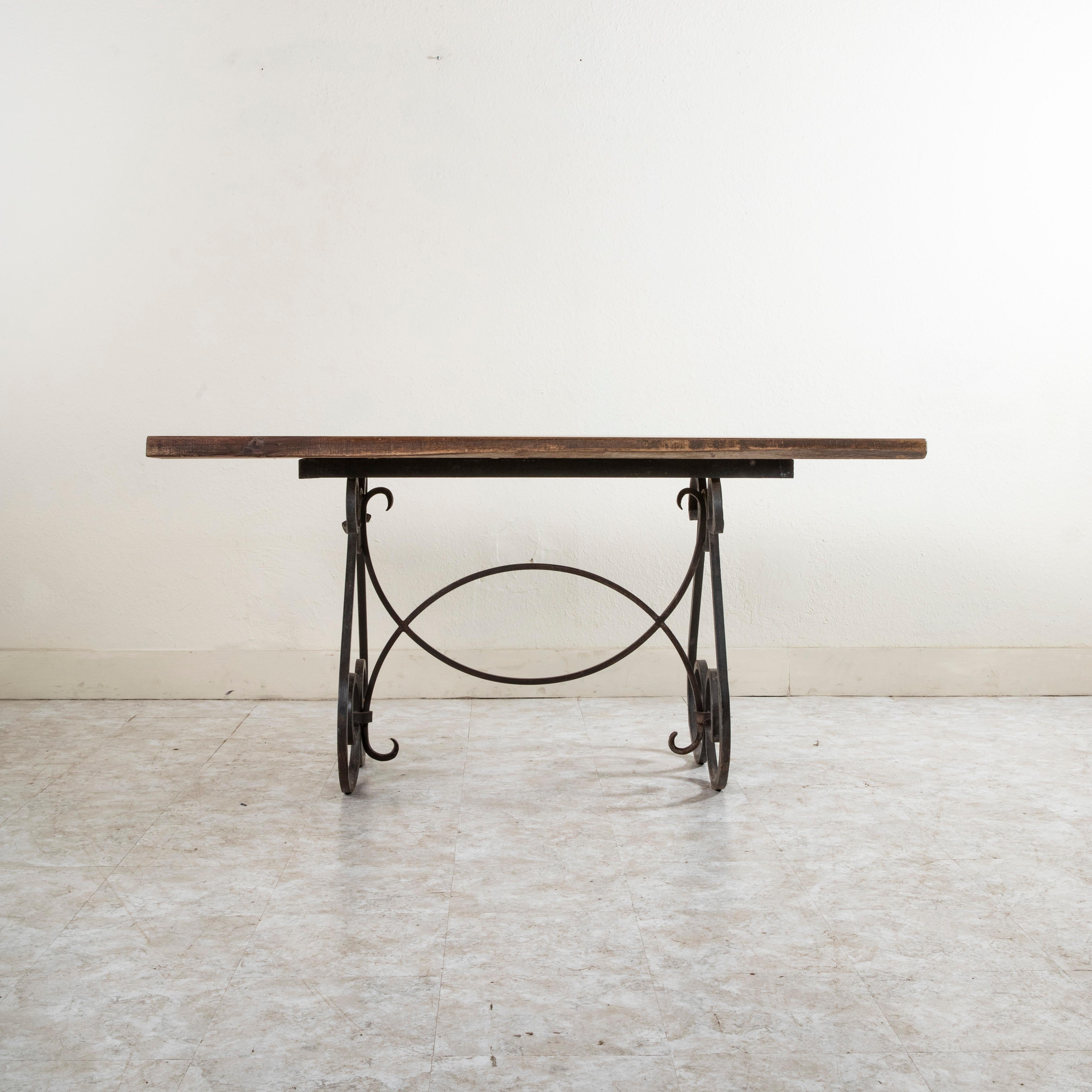 20ième siècle Table de salle à manger, écritoire, en noyer et fer, du milieu du 20e siècle, de fabrication artisanale française en vente