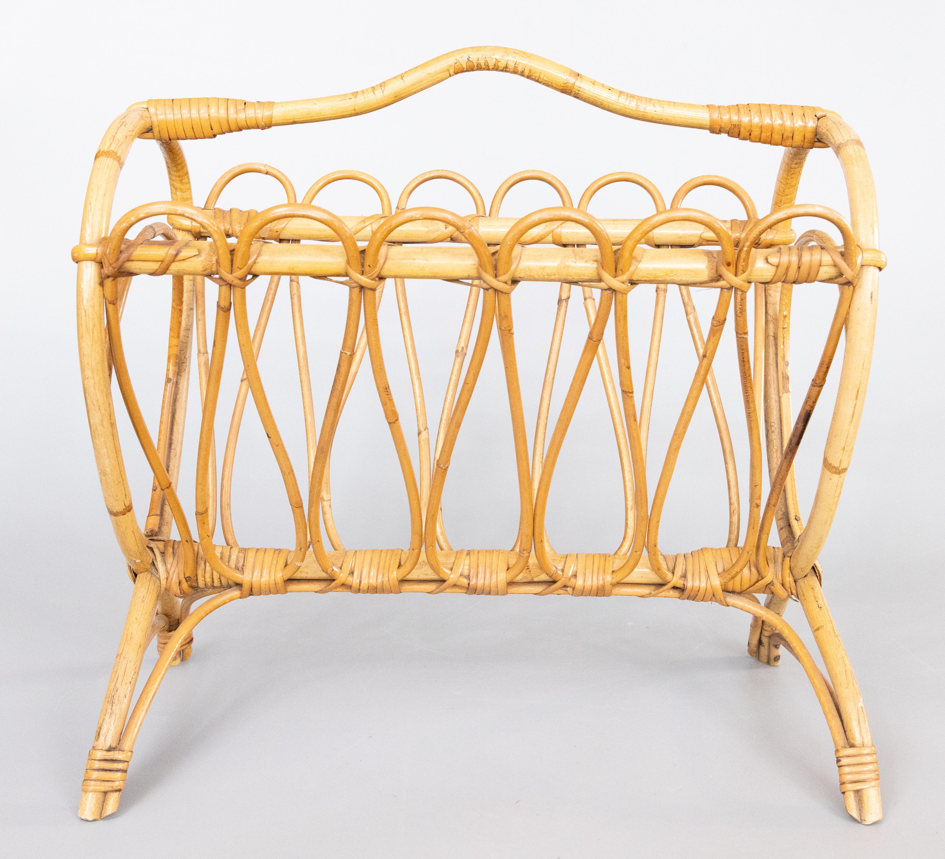 Un elegante portariviste in bambù francese del Mid-Century con un delizioso design curvo. Perfetto per riporre riviste o libri.

Dimensioni
18ʺL × 12ʺP × 17,25ʺH