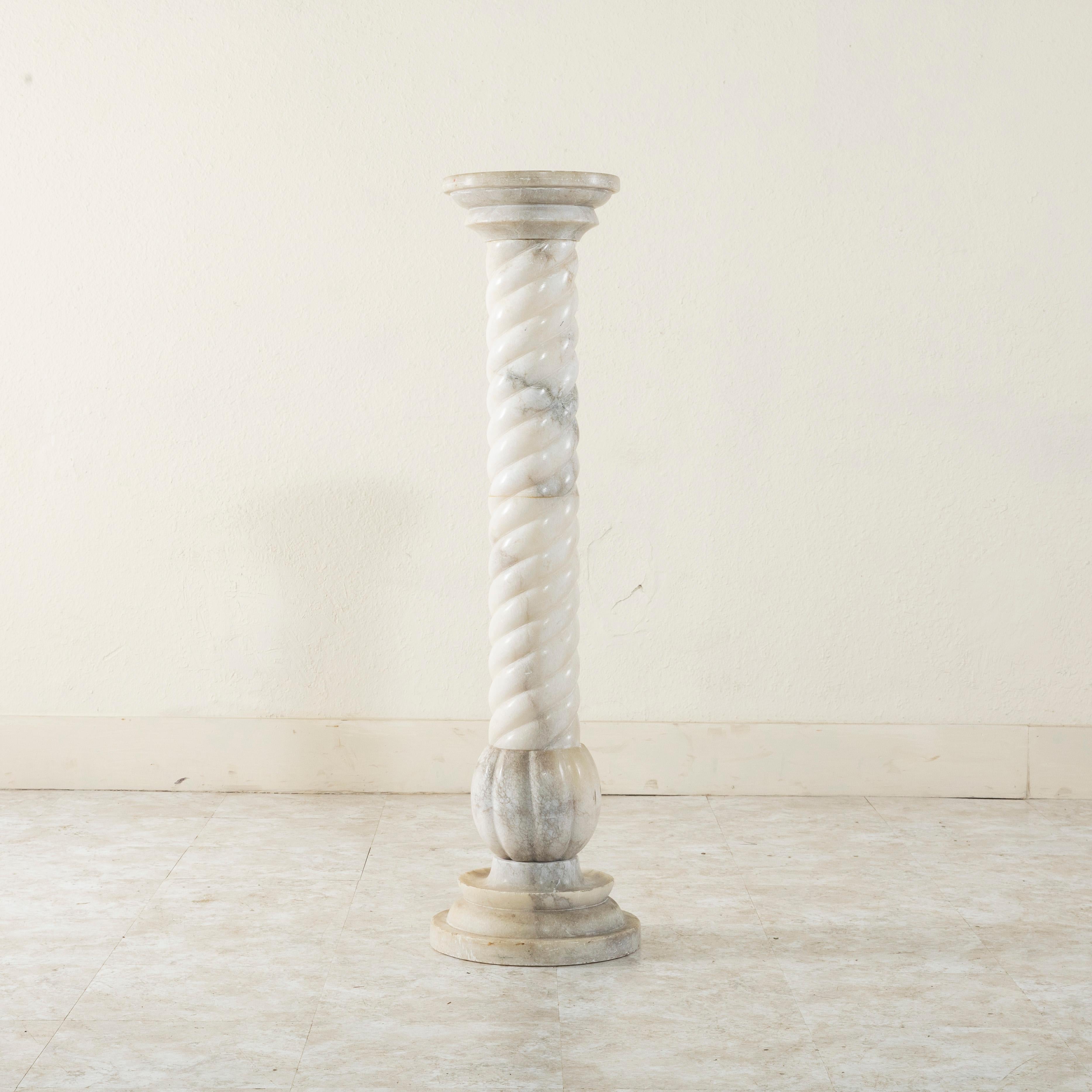 Mitte des 20. Jahrhunderts Französisch Gerste Twist Alabaster Säule, Pedestal, Skulptur Stand im Zustand „Gut“ im Angebot in Fayetteville, AR