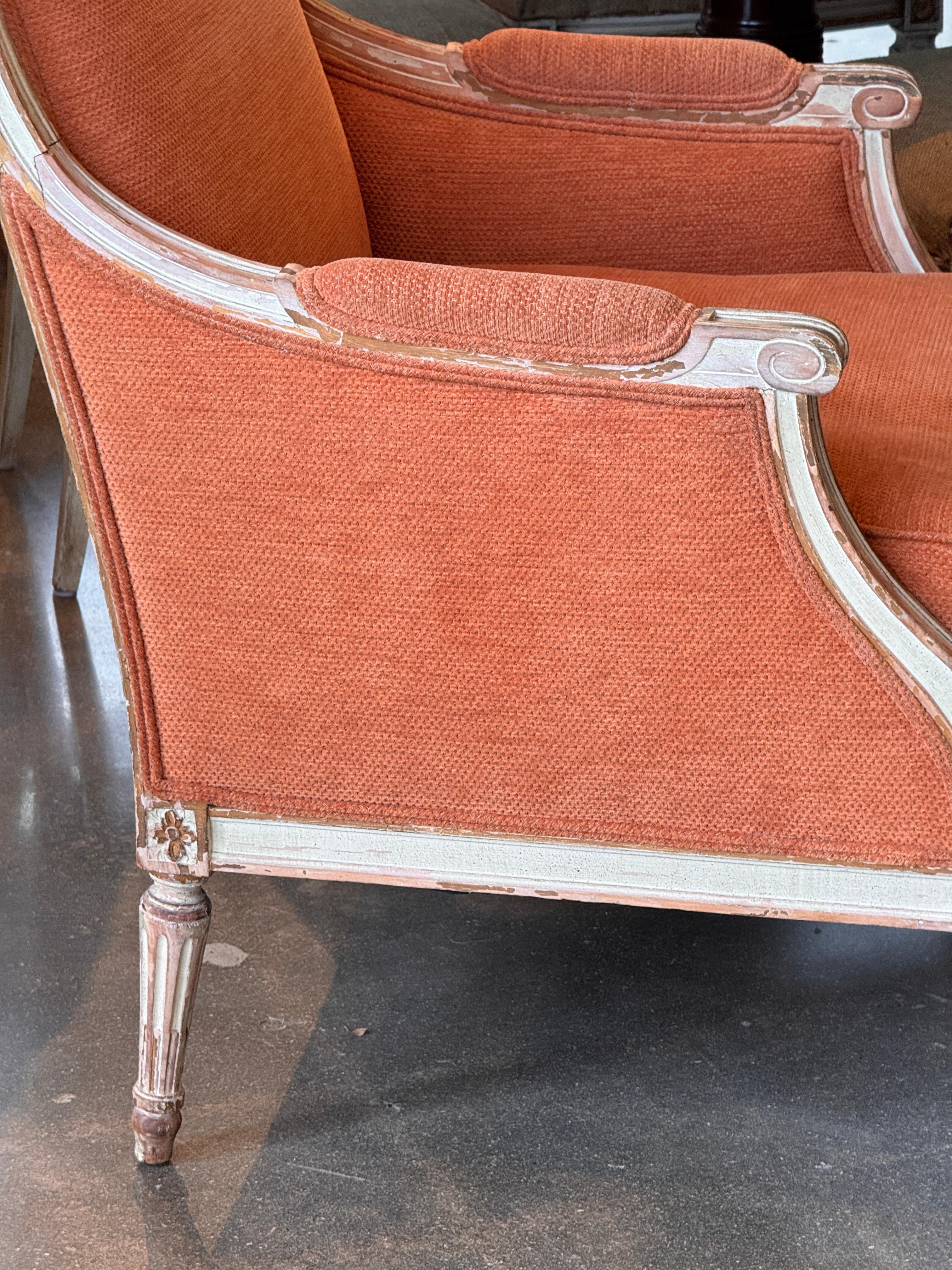 Bergère française du milieu du 20e siècle avec cadre peint et tapisserie rouille en vente 4