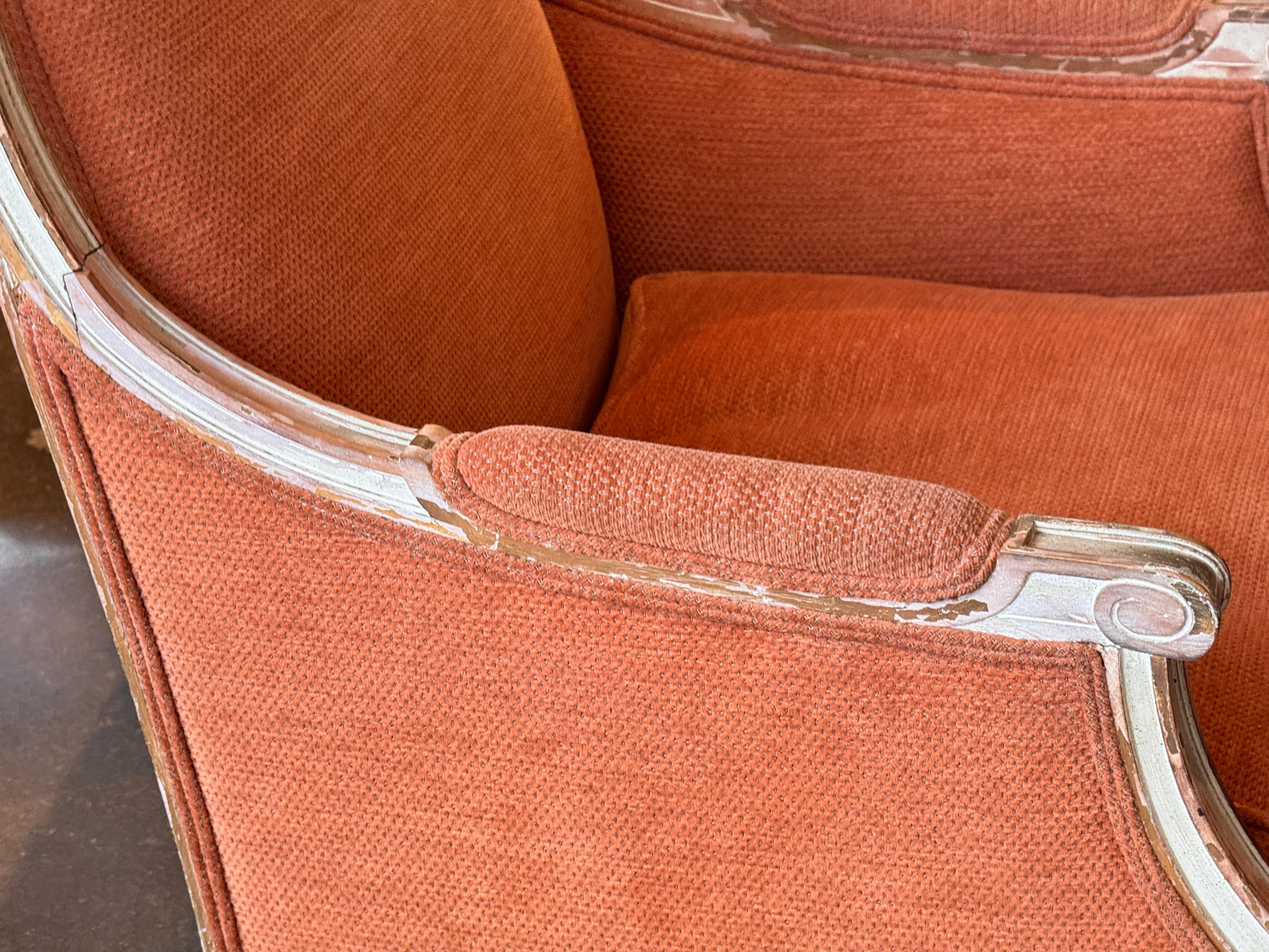 Bergère française du milieu du 20e siècle avec cadre peint et tapisserie rouille en vente 5