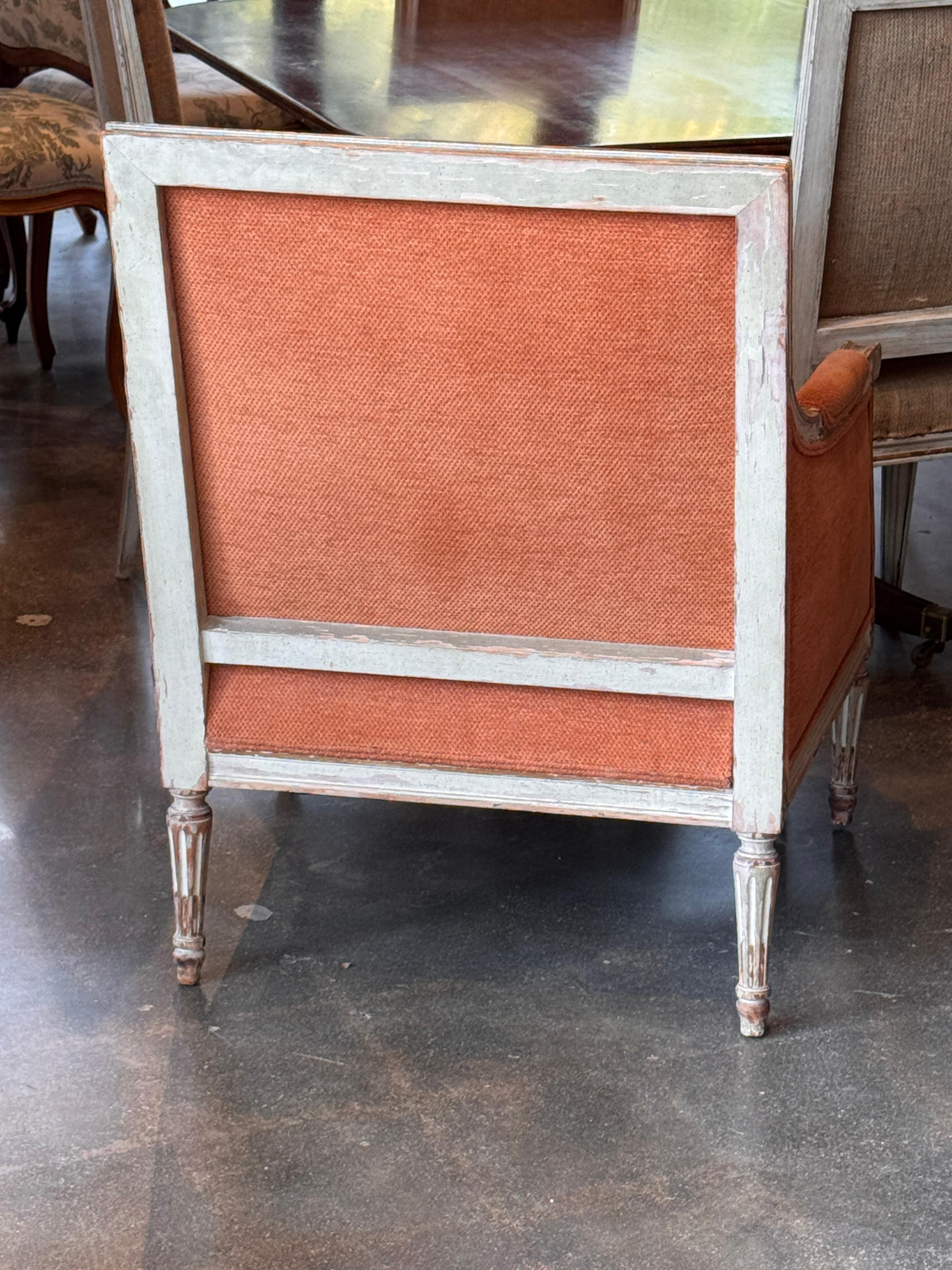 Bergère française du milieu du 20e siècle avec cadre peint et tapisserie rouille en vente 6