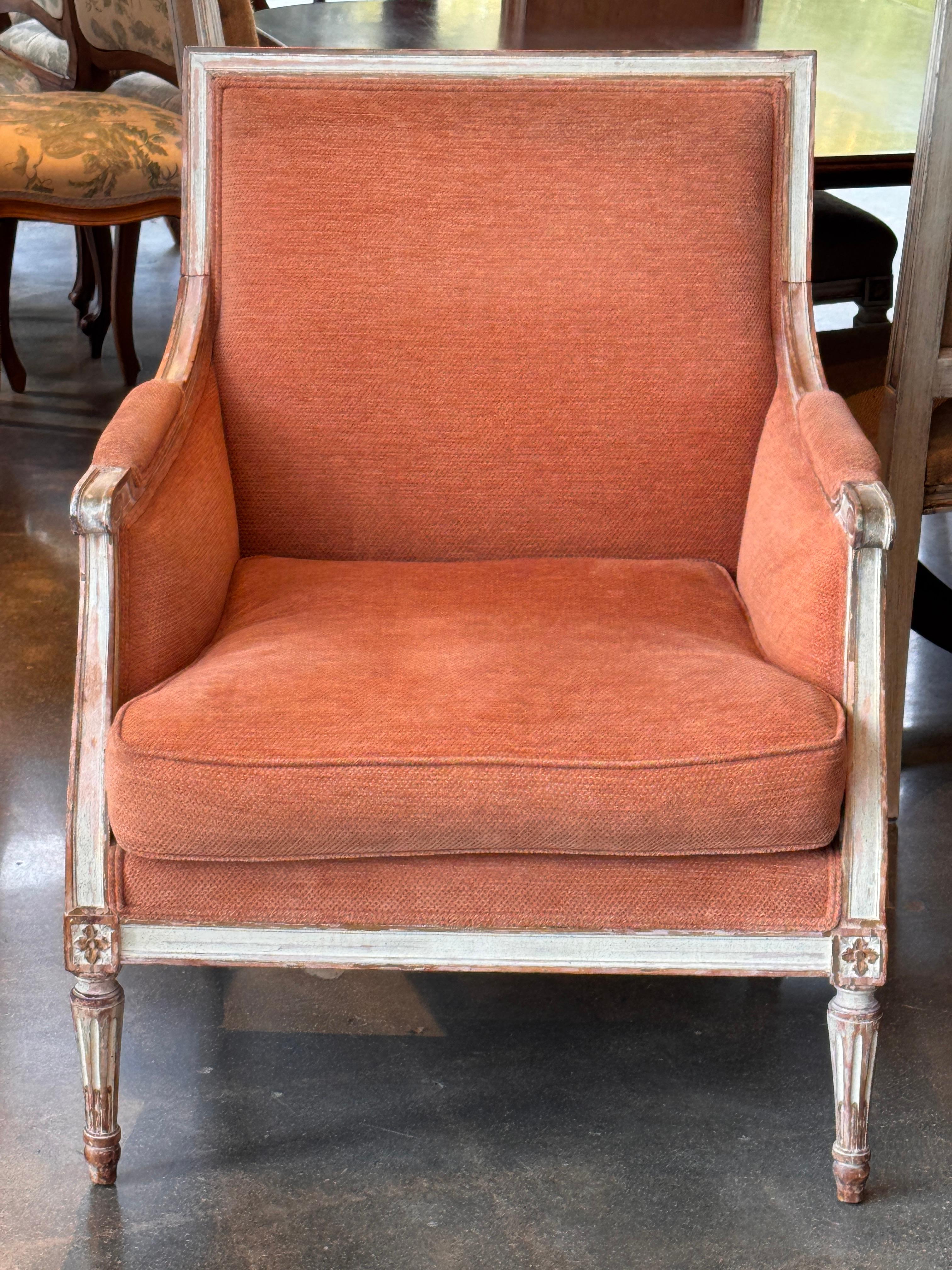 Français Bergère française du milieu du 20e siècle avec cadre peint et tapisserie rouille en vente