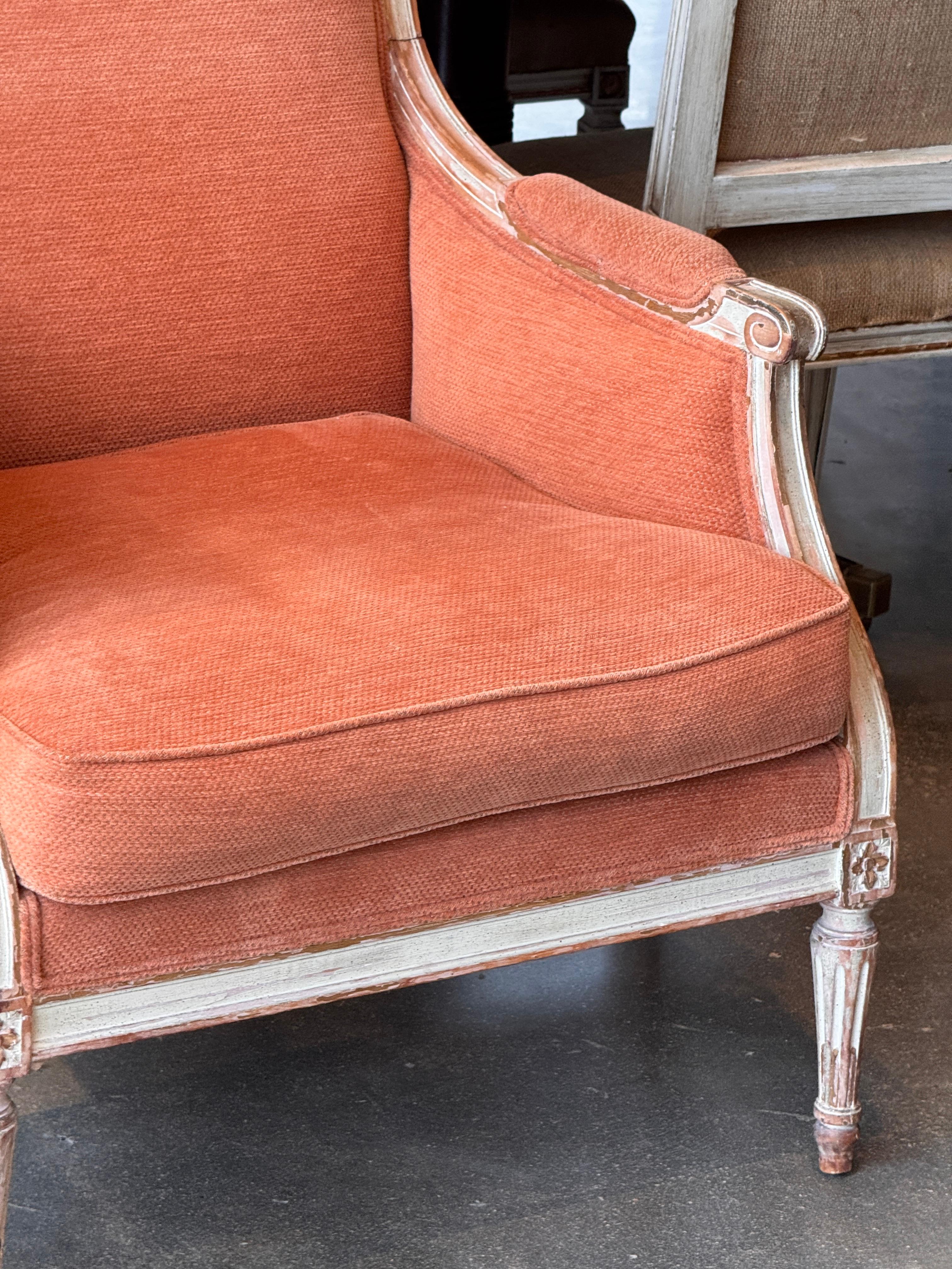 Bergère française du milieu du 20e siècle avec cadre peint et tapisserie rouille Bon état - En vente à Charlottesville, VA