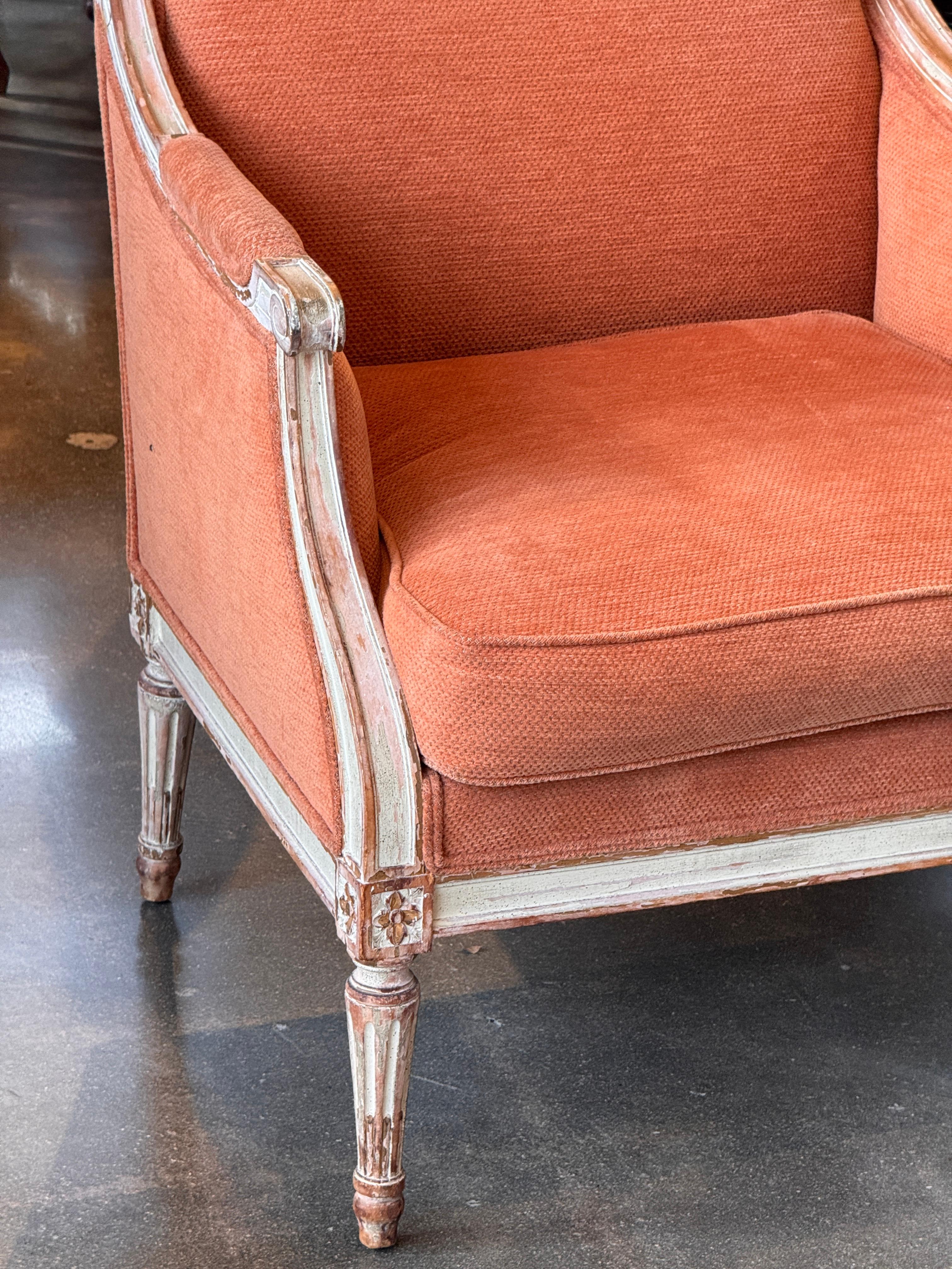 Milieu du XXe siècle Bergère française du milieu du 20e siècle avec cadre peint et tapisserie rouille en vente