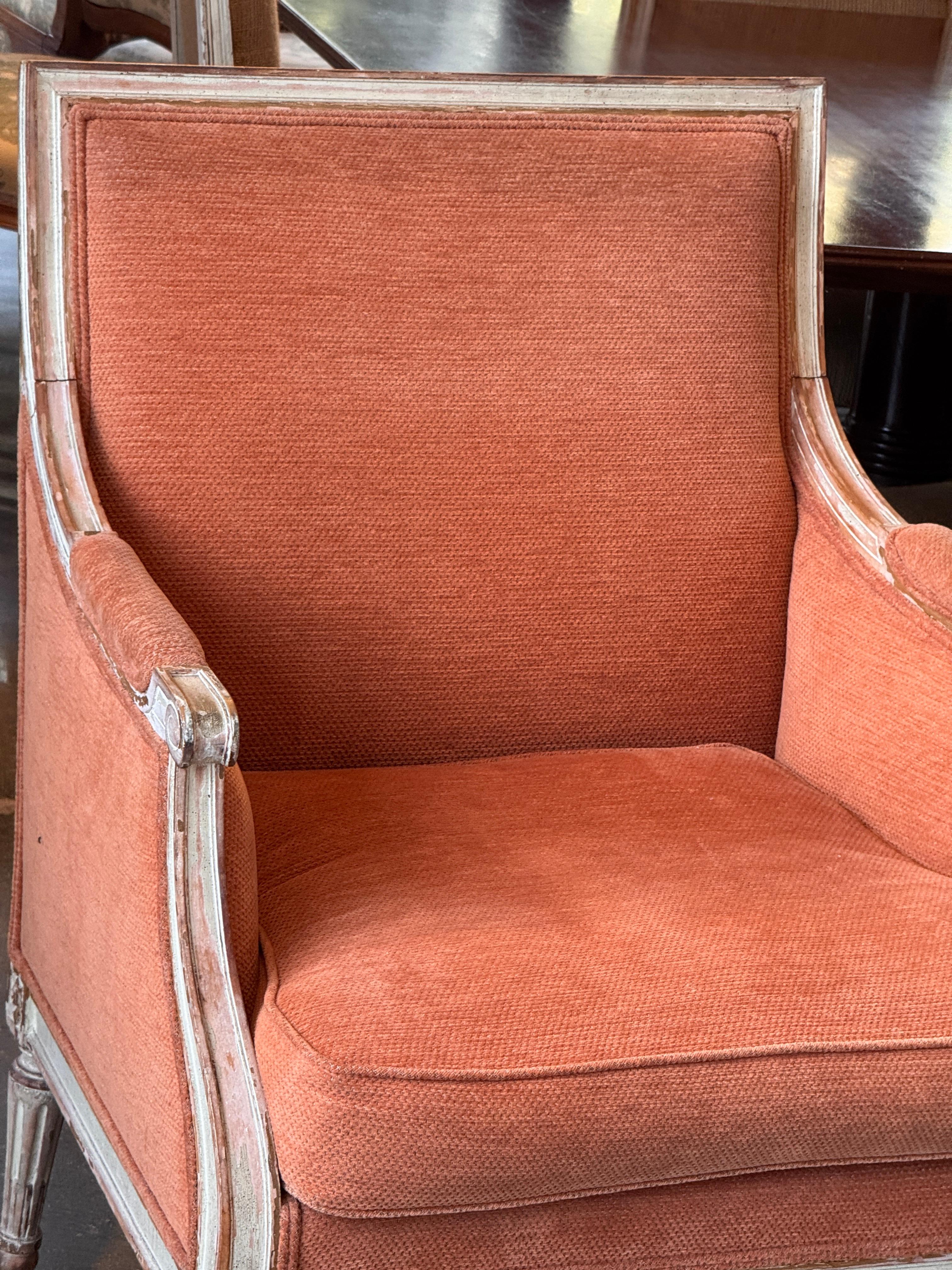 Tissu d'ameublement Bergère française du milieu du 20e siècle avec cadre peint et tapisserie rouille en vente