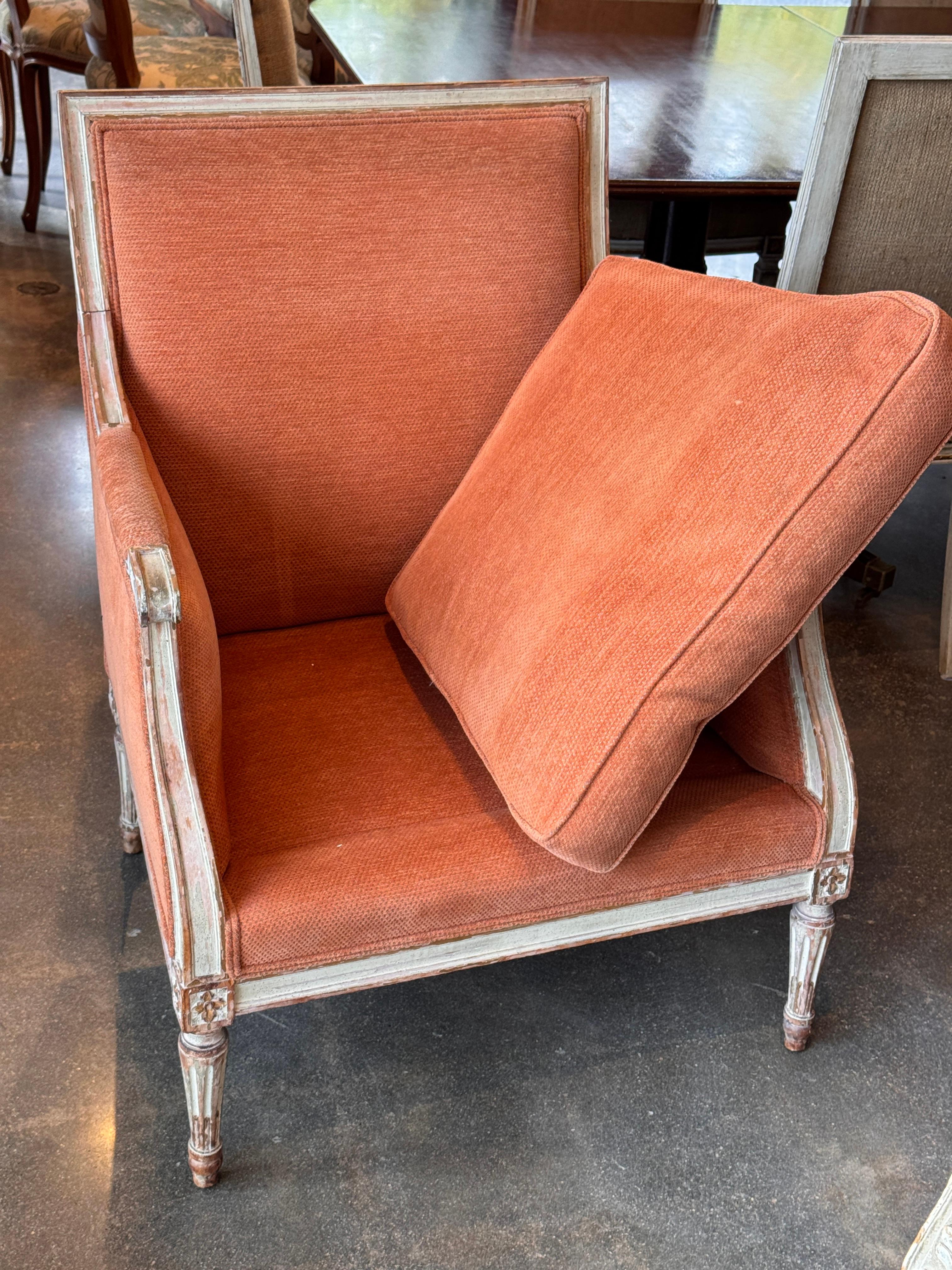 Bergère française du milieu du 20e siècle avec cadre peint et tapisserie rouille en vente 1