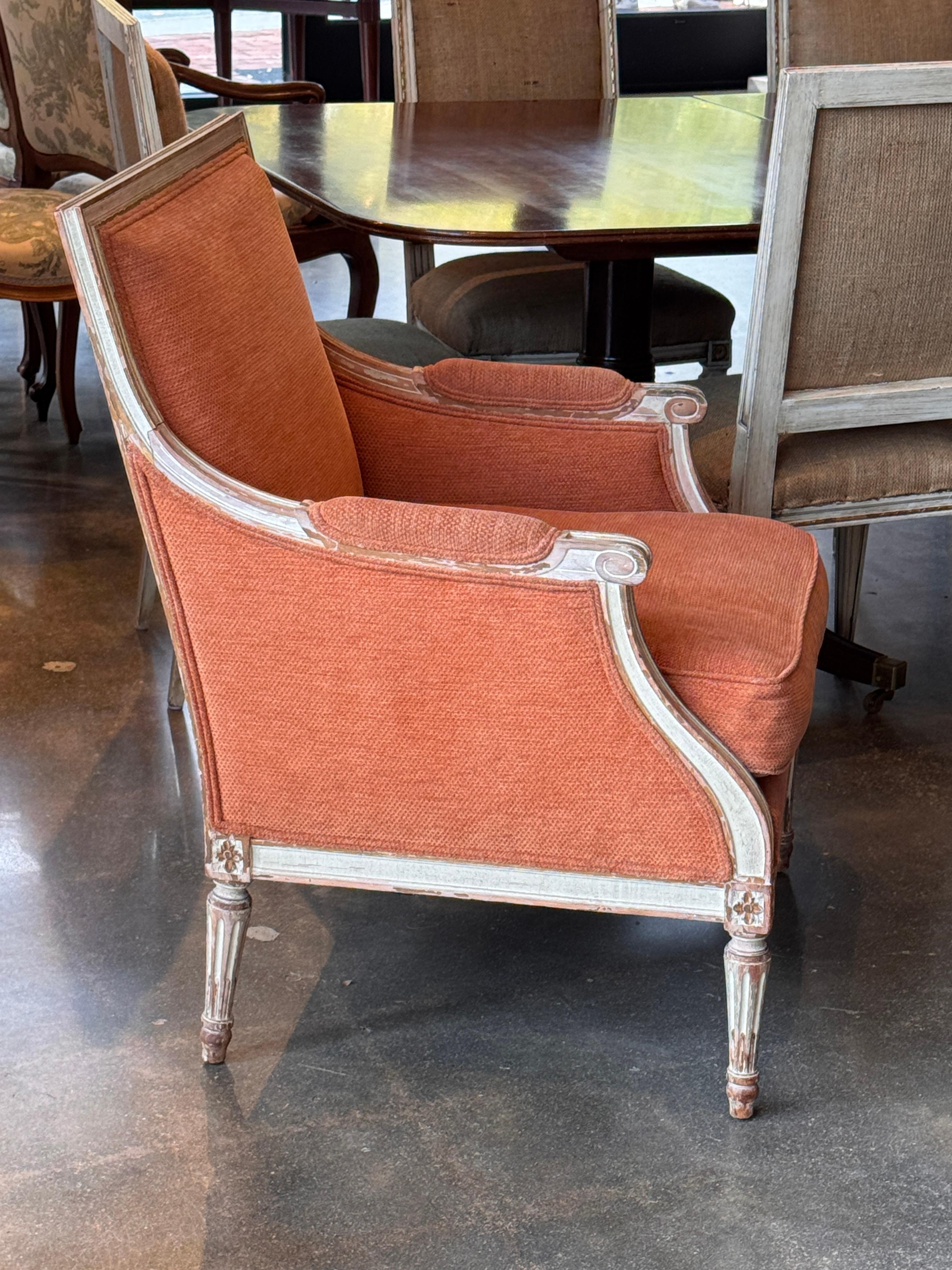 Bergère française du milieu du 20e siècle avec cadre peint et tapisserie rouille en vente 2