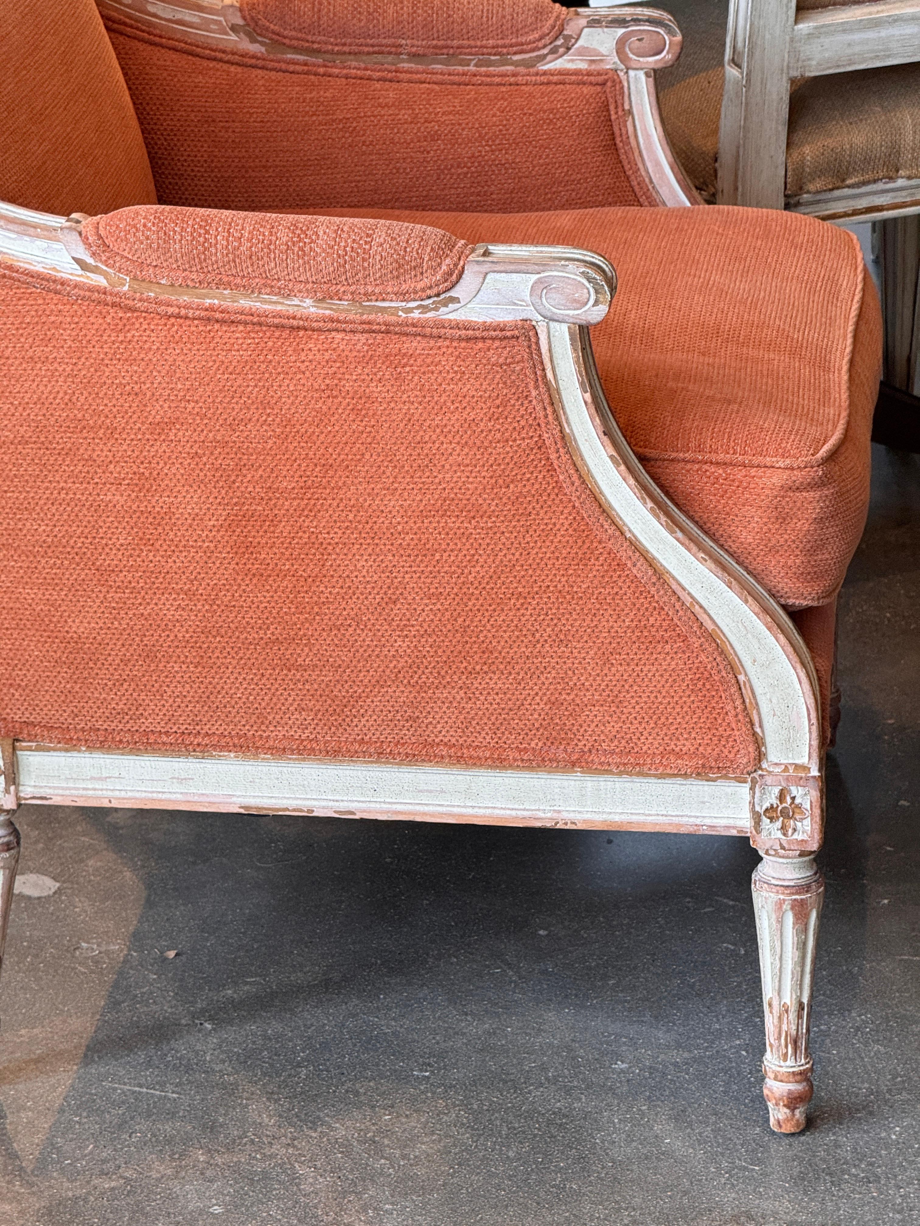 Bergère française du milieu du 20e siècle avec cadre peint et tapisserie rouille en vente 3