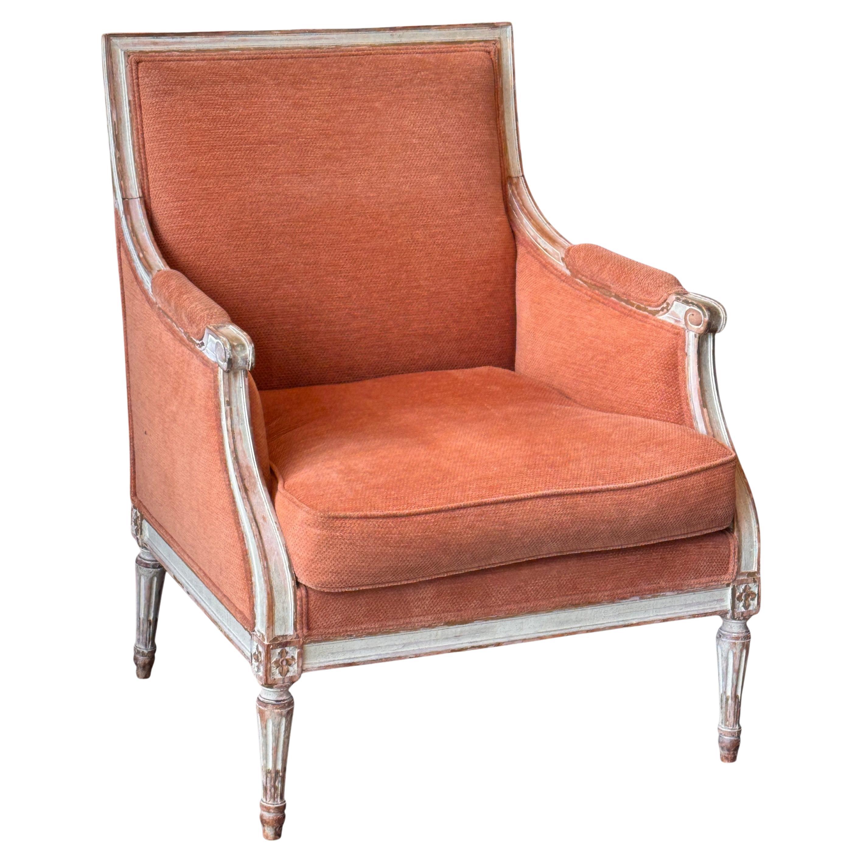 Bergère française du milieu du 20e siècle avec cadre peint et tapisserie rouille en vente