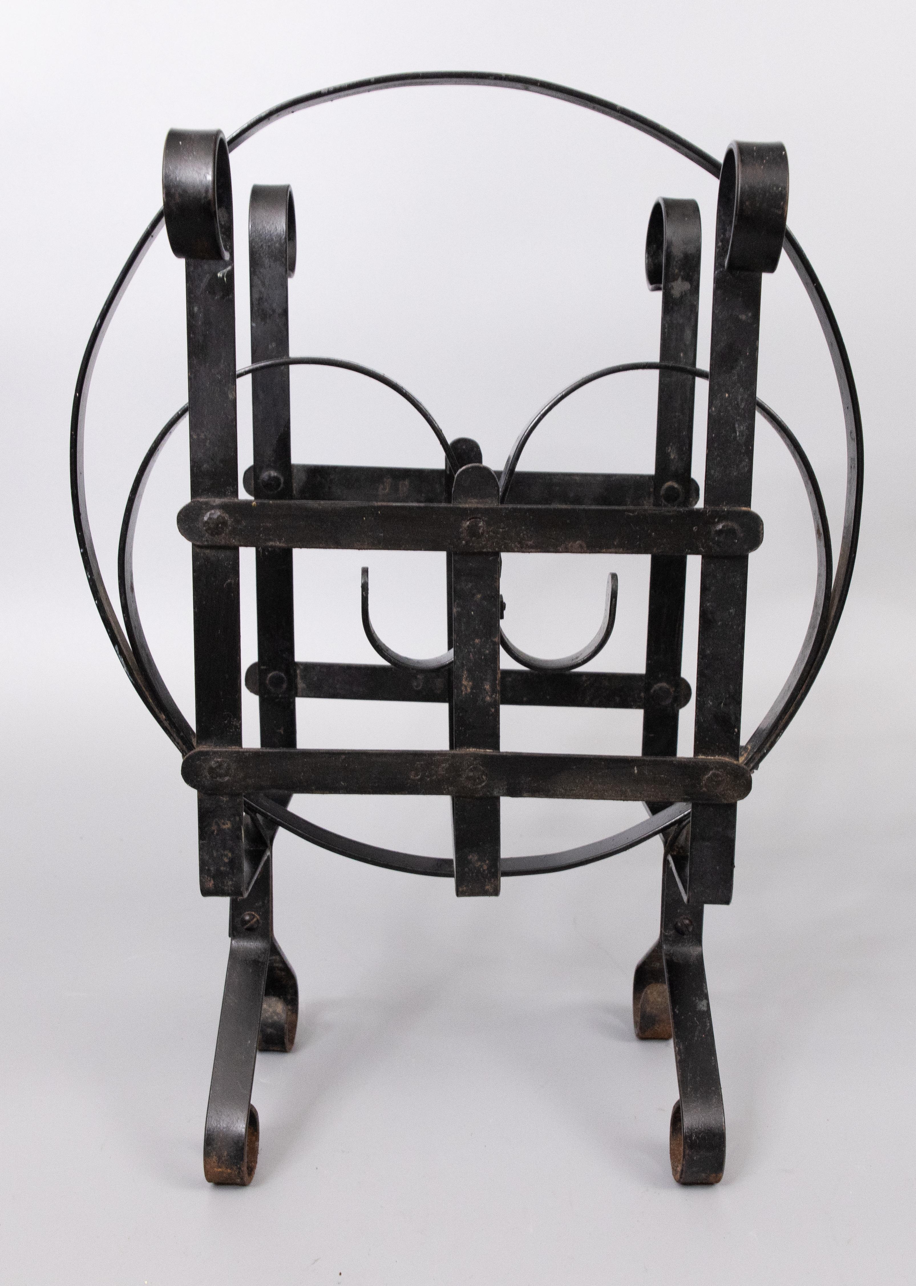 Un affascinante portariviste vintage in ferro battuto nero con volute stilizzate e una bella vernice e patina antica. È perfetto per riporre riviste o libri.

Dimensioni
13,75 