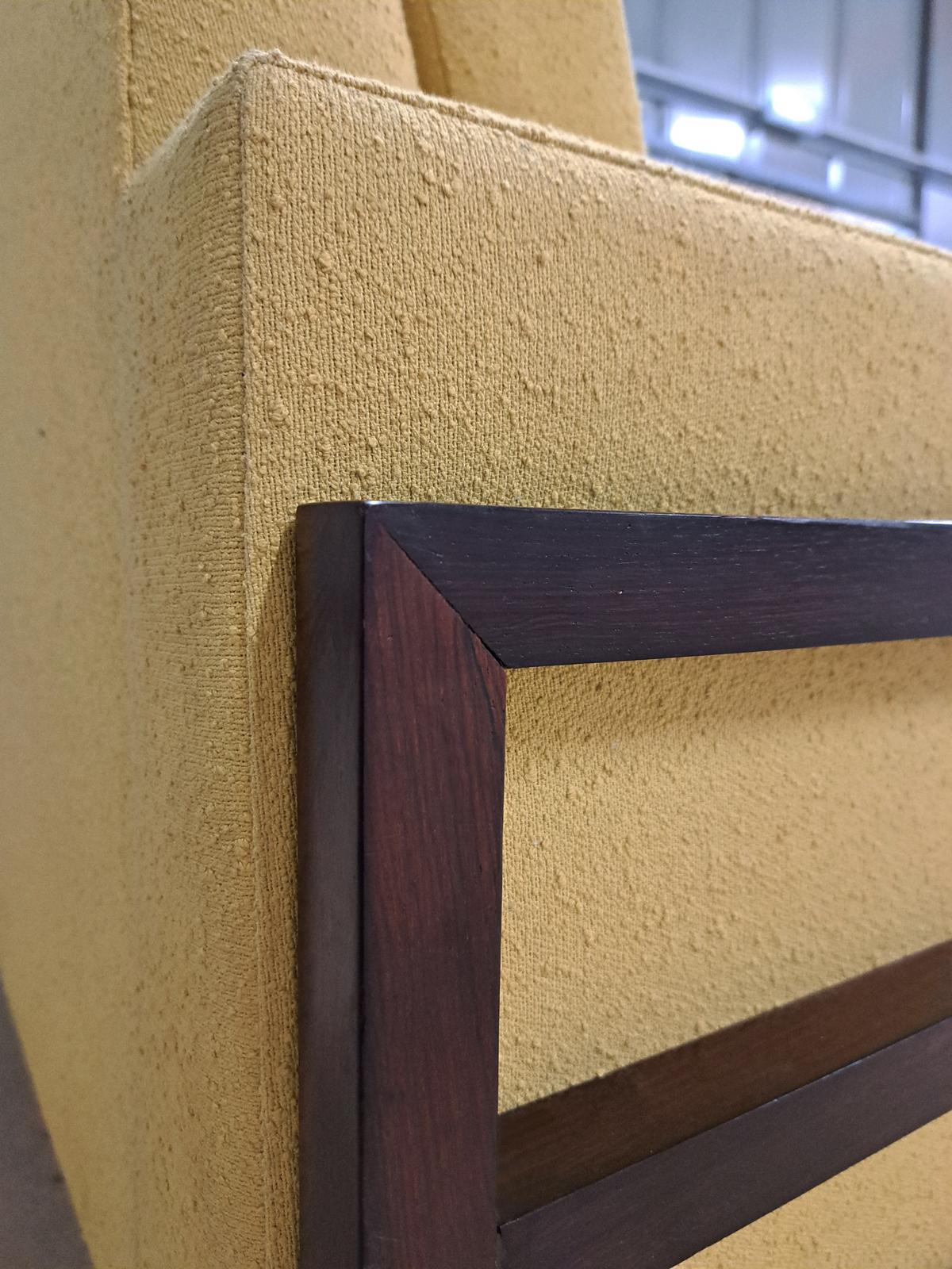 Bouclé Canapé bouclé français du milieu du 20e siècle en bois foncé, forme classique, indémodable en vente