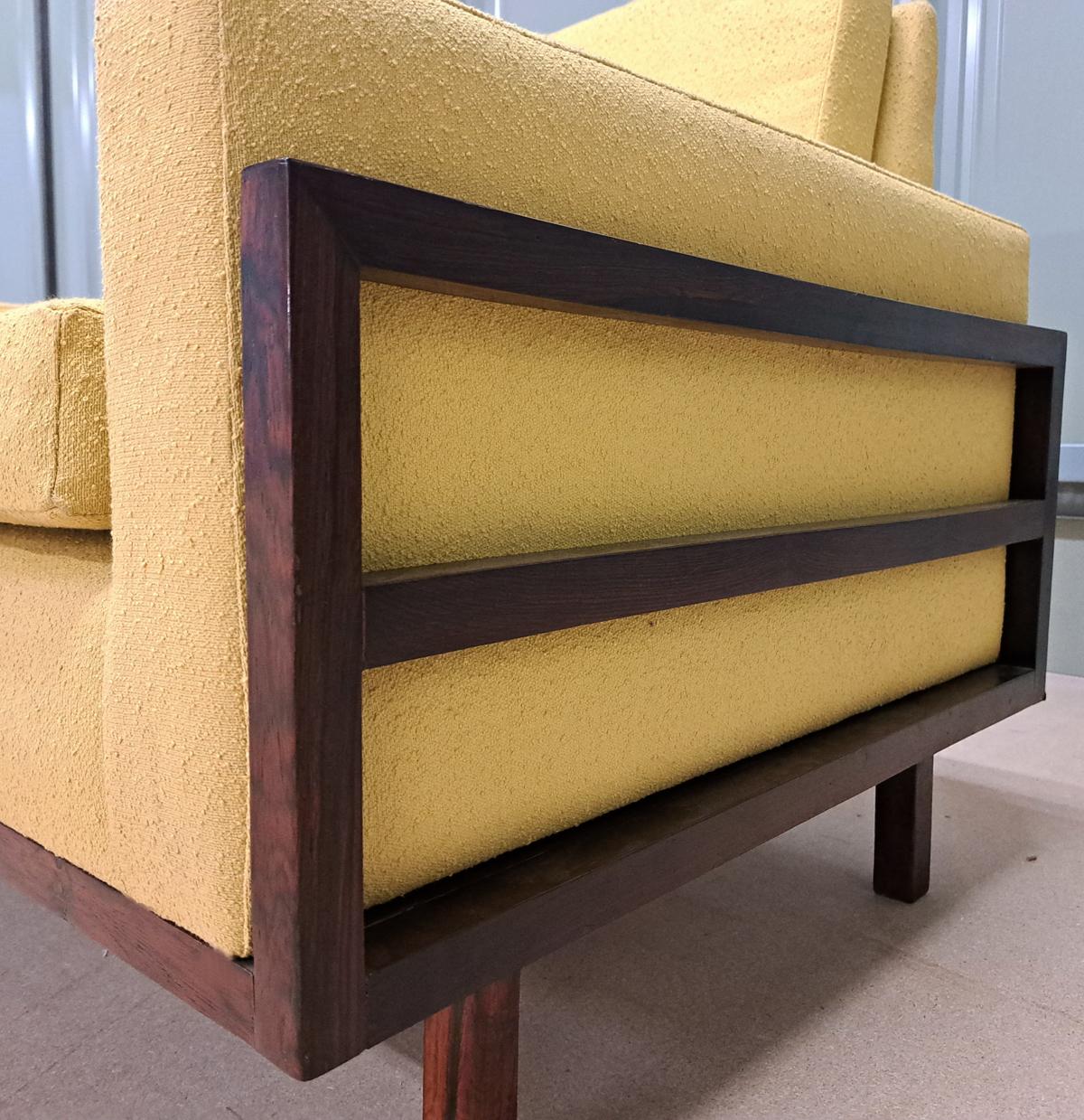 Canapé bouclé français du milieu du 20e siècle en bois foncé, forme classique, indémodable en vente 1