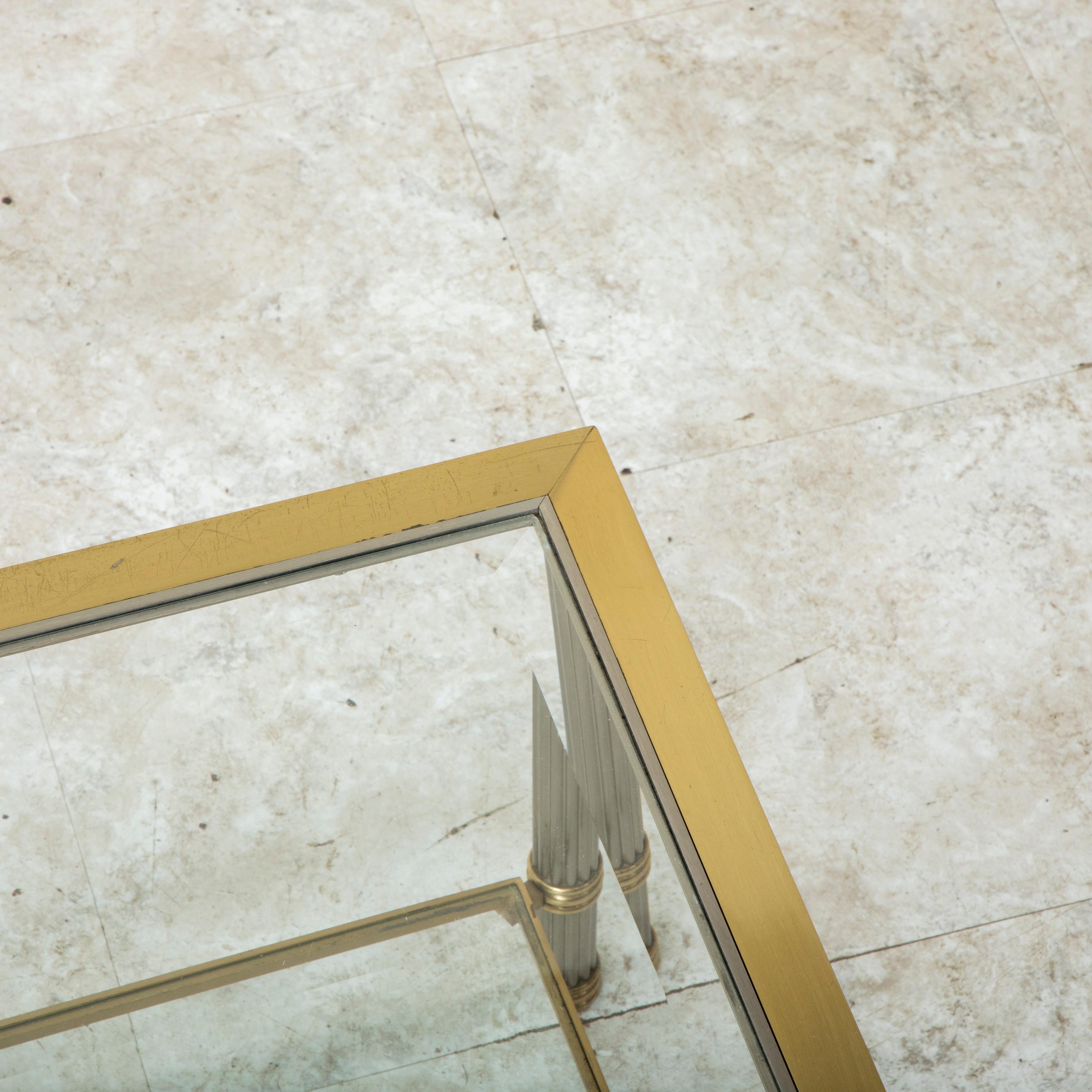 Table basse française du milieu du 20e siècle en laiton et chrome avec verre biseauté en vente 2