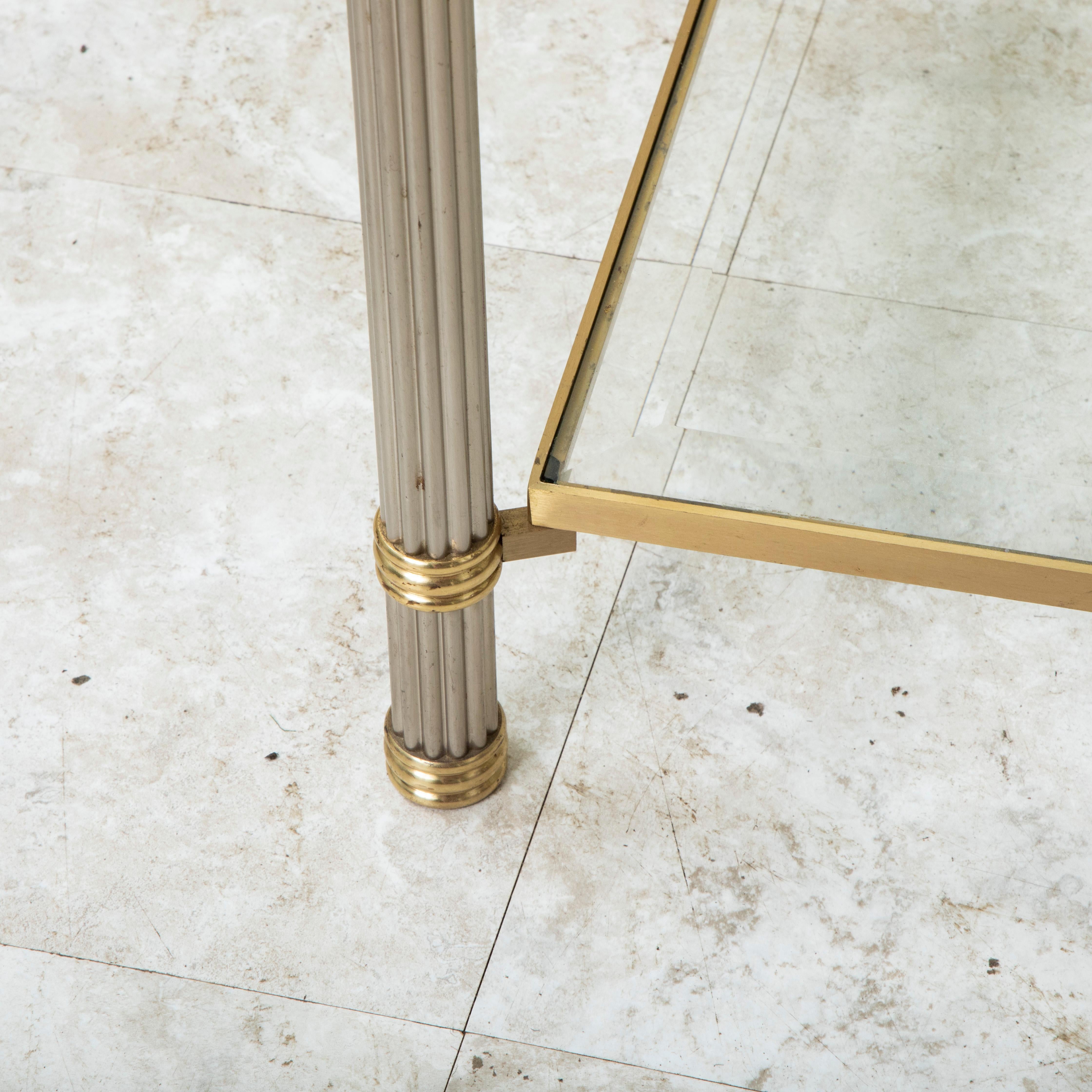 Table basse française du milieu du 20e siècle en laiton et chrome avec verre biseauté en vente 3
