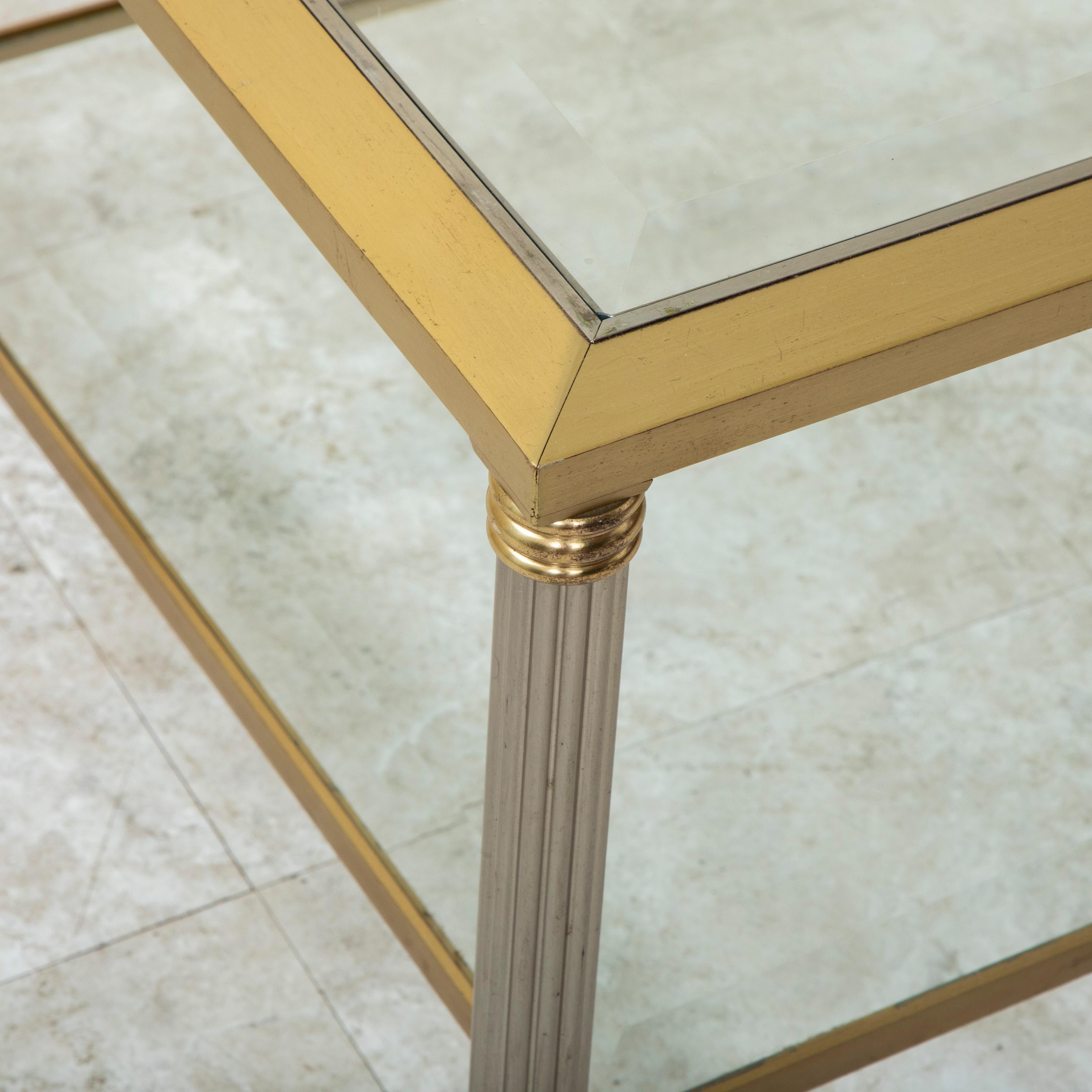 Table basse française du milieu du 20e siècle en laiton et chrome avec verre biseauté en vente 4