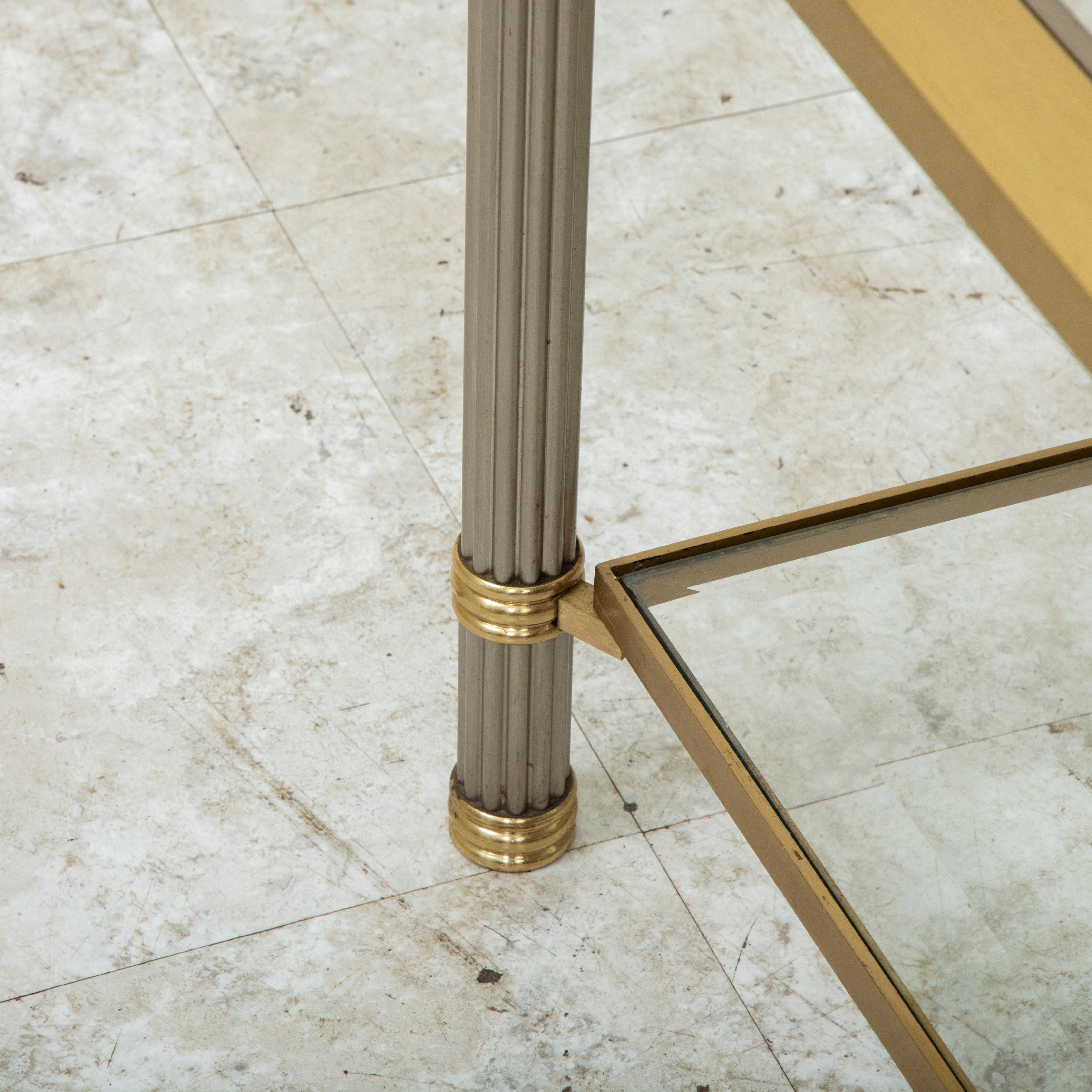 Table basse française du milieu du 20e siècle en laiton et chrome avec verre biseauté en vente 5