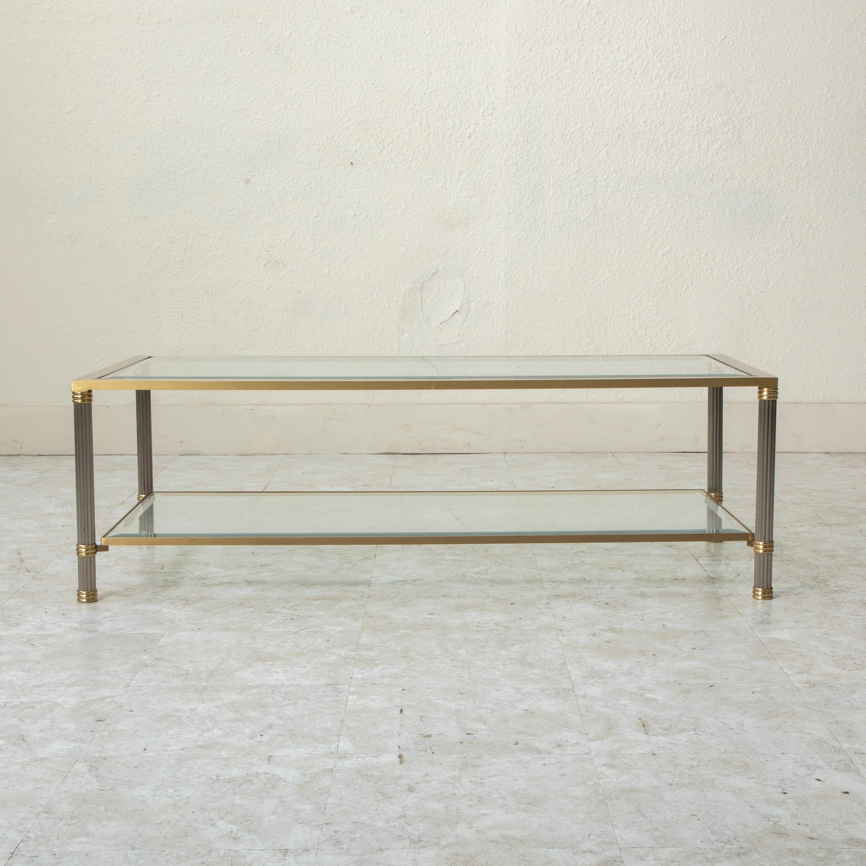 Mid-Century Modern Table basse française du milieu du 20e siècle en laiton et chrome avec verre biseauté en vente
