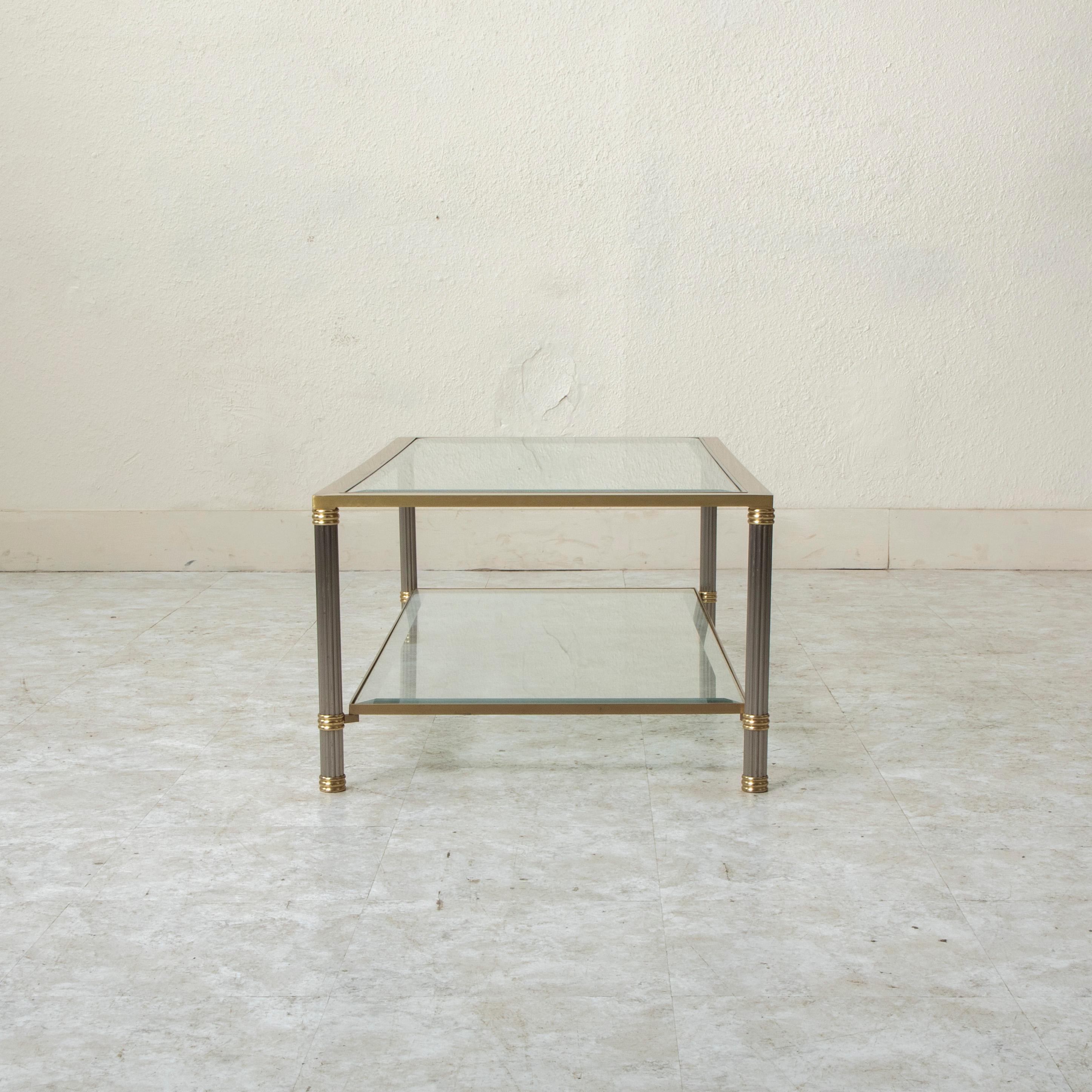 Français Table basse française du milieu du 20e siècle en laiton et chrome avec verre biseauté en vente