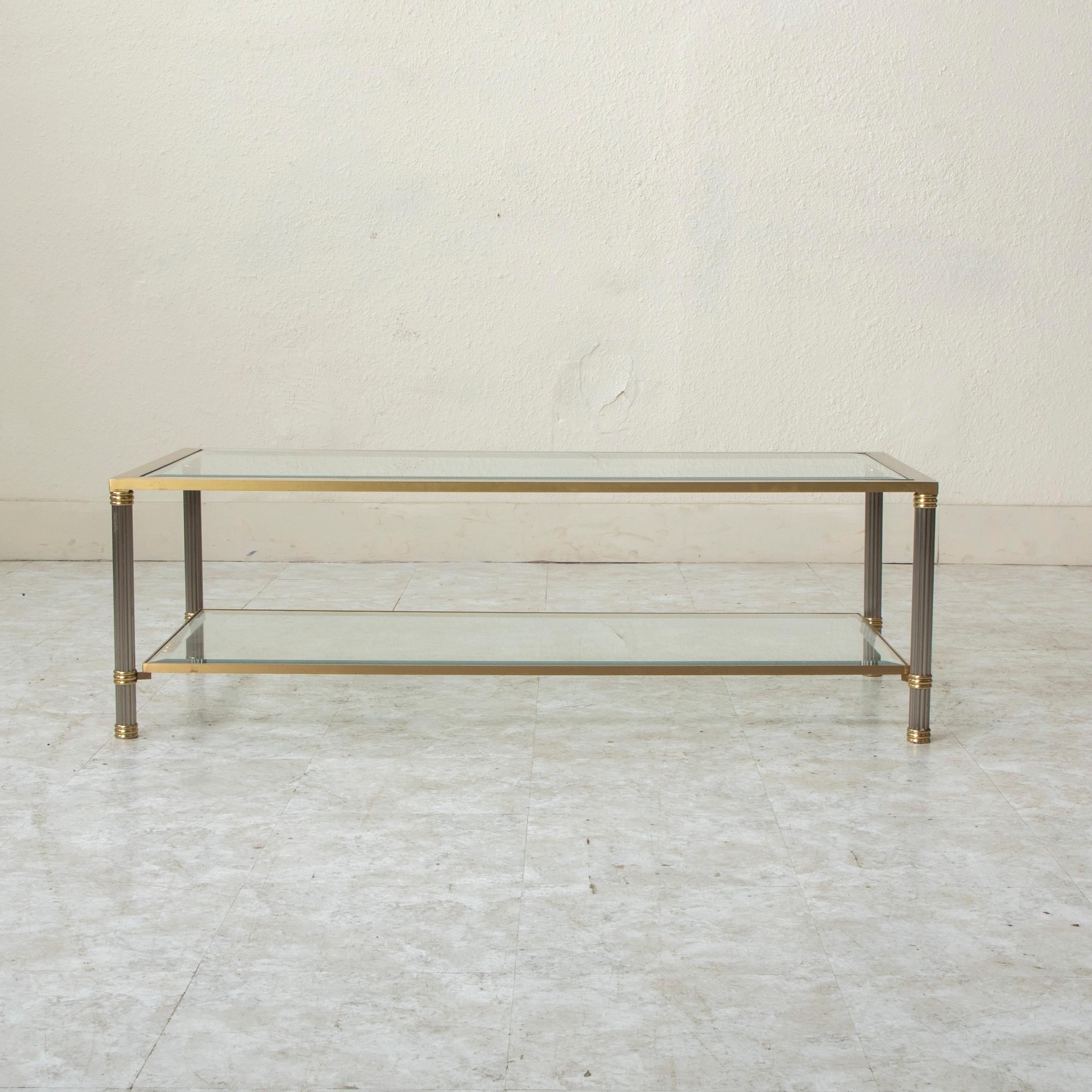 Biseauté Table basse française du milieu du 20e siècle en laiton et chrome avec verre biseauté en vente