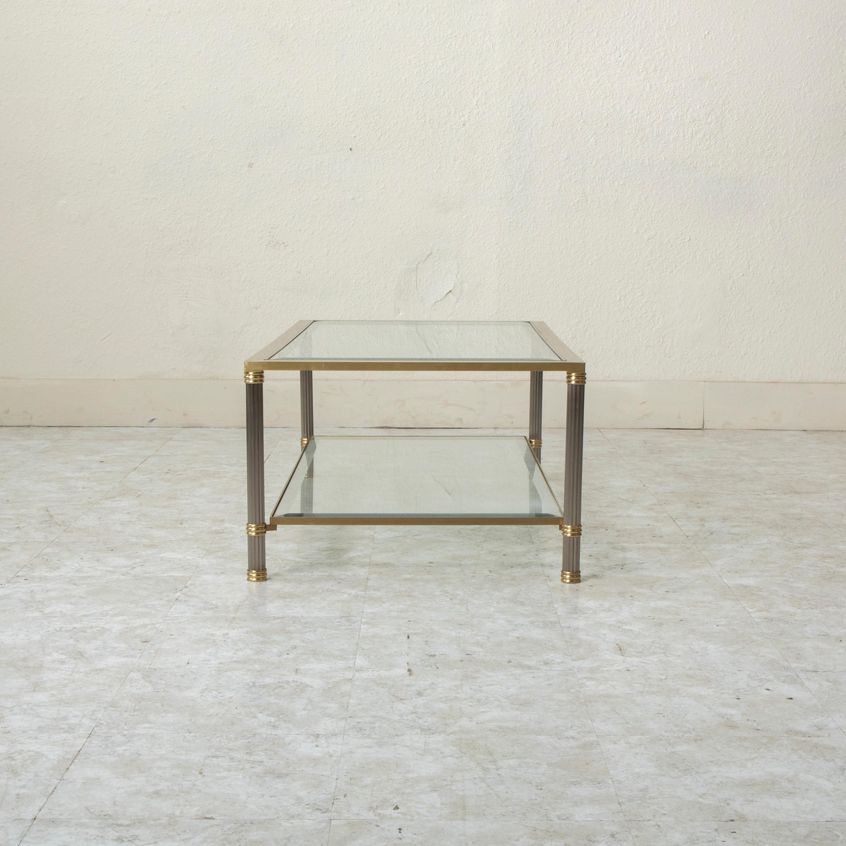 Table basse française du milieu du 20e siècle en laiton et chrome avec verre biseauté Bon état - En vente à Fayetteville, AR