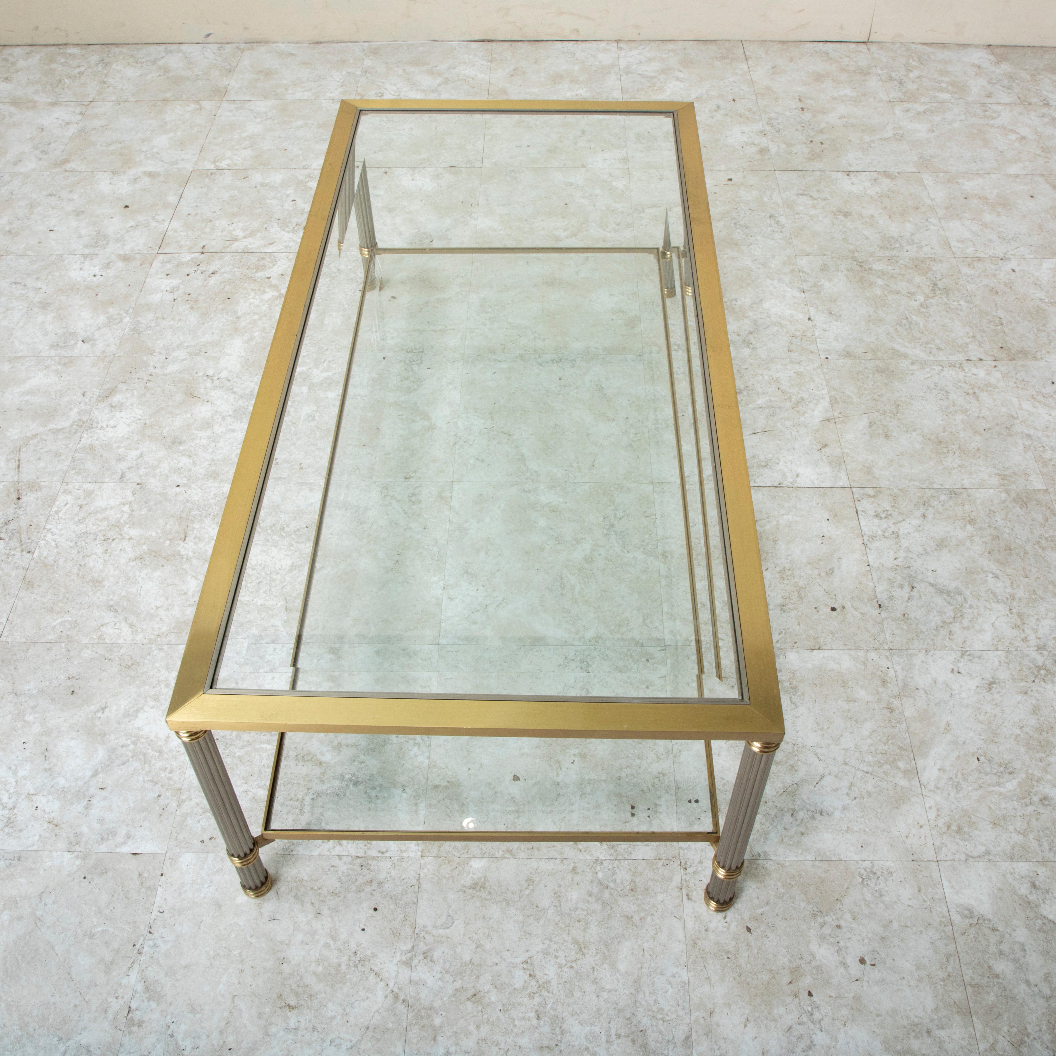 20ième siècle Table basse française du milieu du 20e siècle en laiton et chrome avec verre biseauté en vente