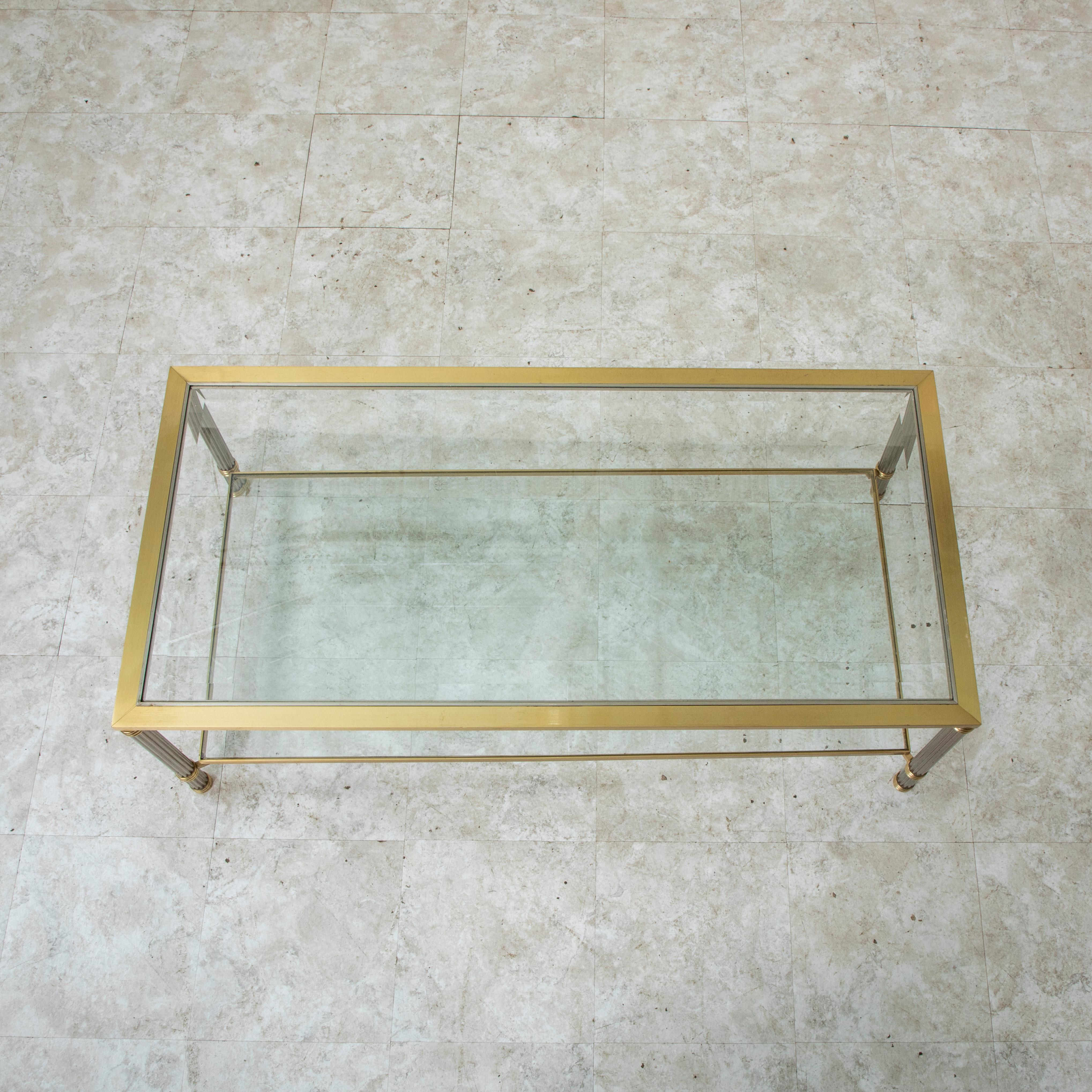 Laiton Table basse française du milieu du 20e siècle en laiton et chrome avec verre biseauté en vente