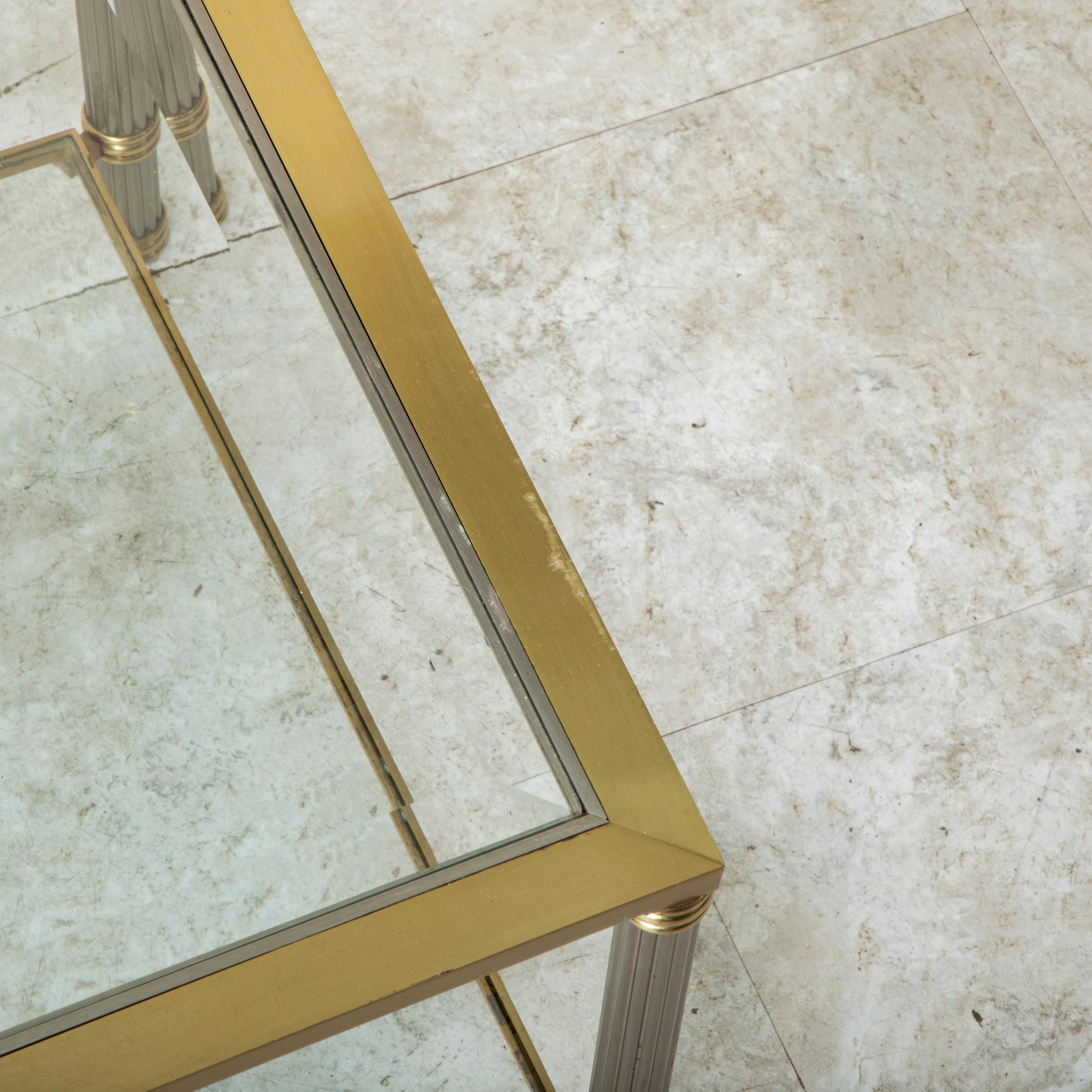 Table basse française du milieu du 20e siècle en laiton et chrome avec verre biseauté en vente 1