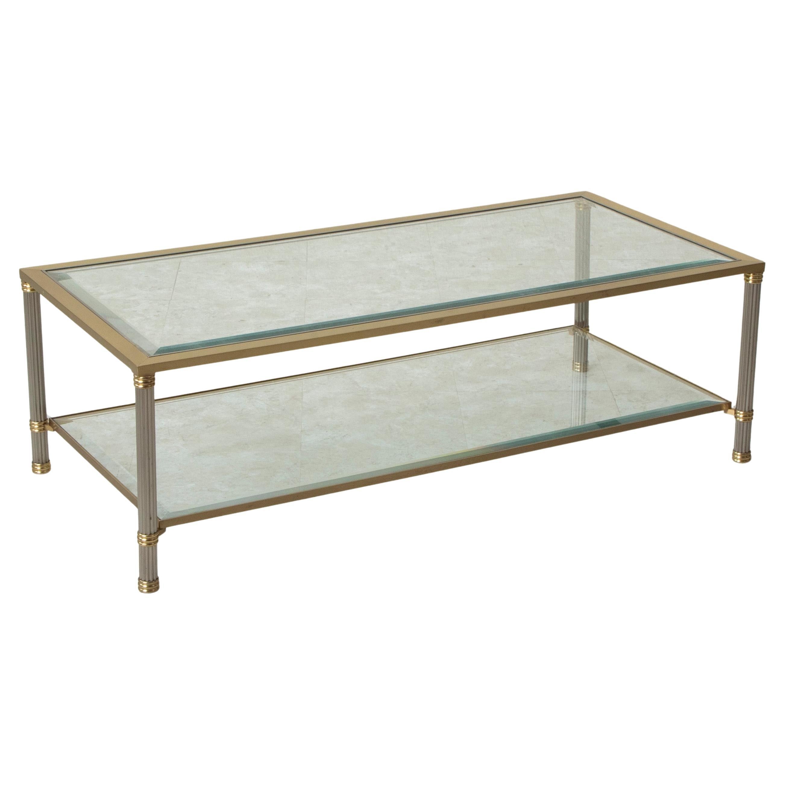 Table basse française du milieu du 20e siècle en laiton et chrome avec verre biseauté