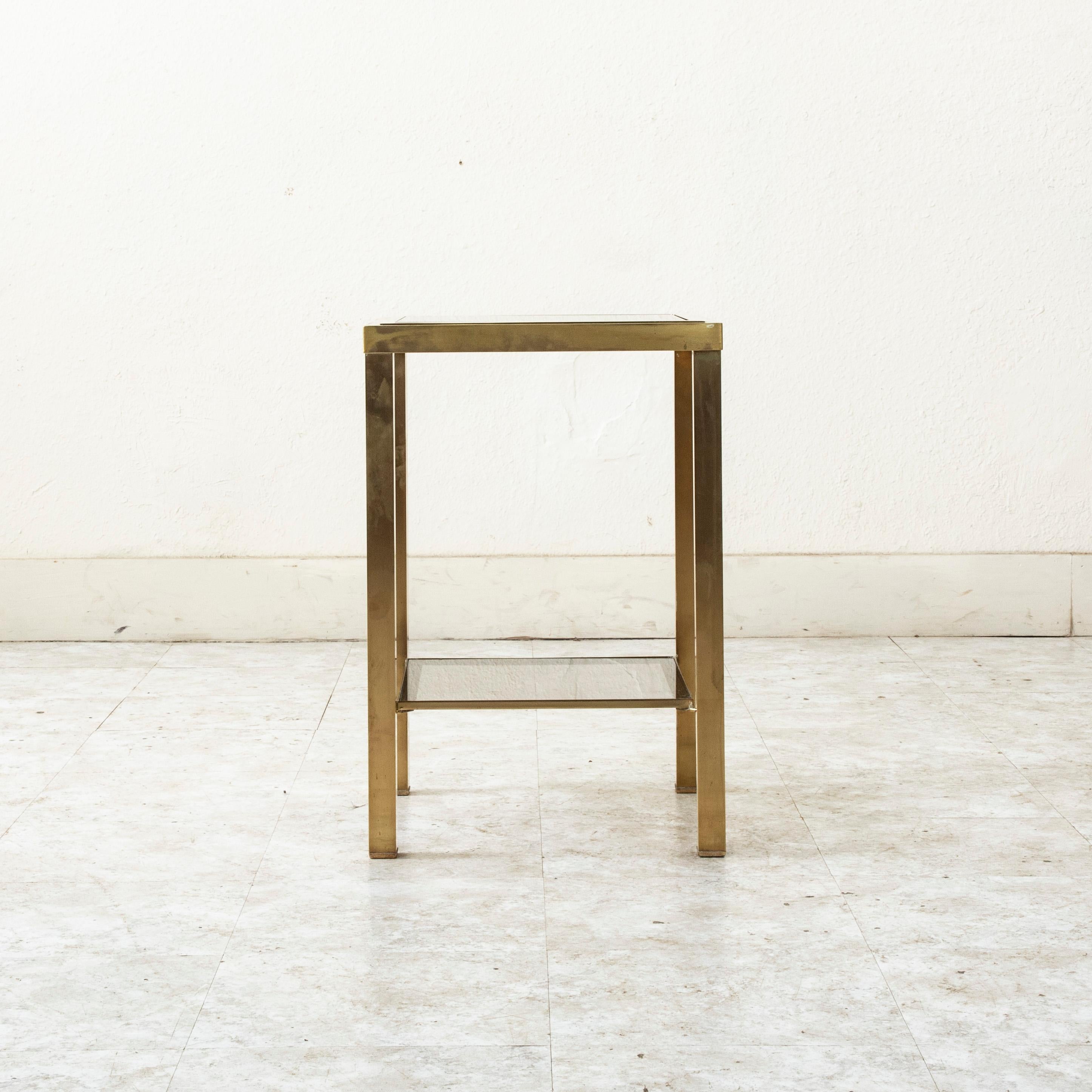 Français Table d'appoint en laiton et verre, table d'extrémité, French mid 20th Century en vente