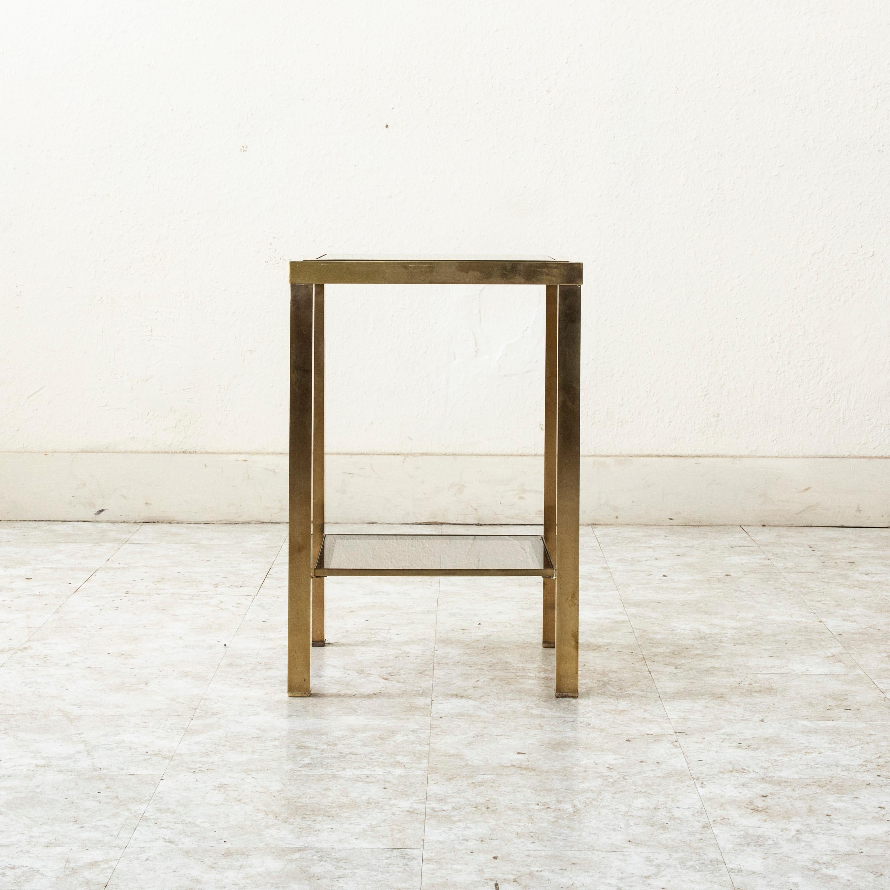 Table d'appoint en laiton et verre, table d'extrémité, French mid 20th Century Bon état - En vente à Fayetteville, AR