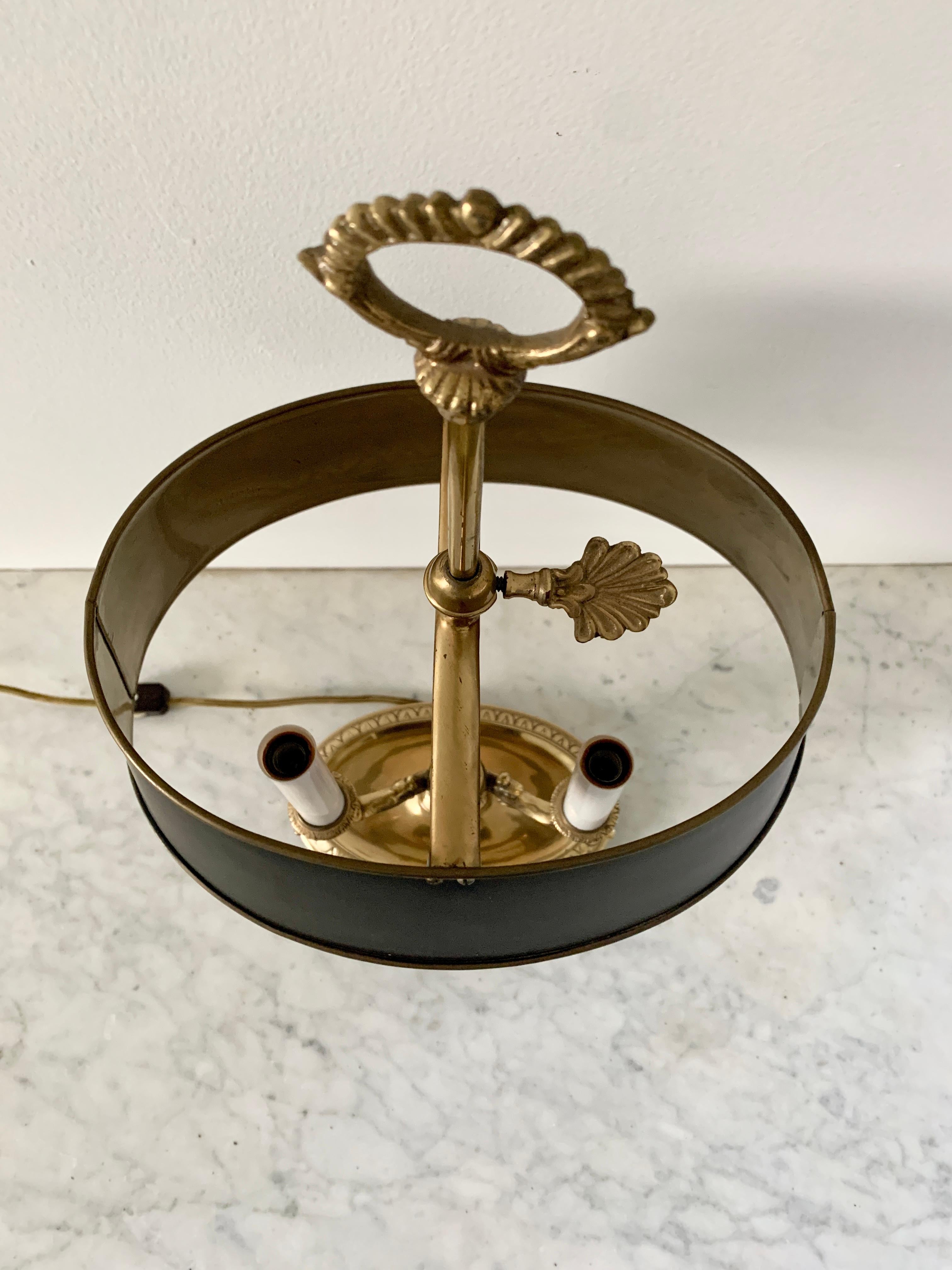 A gorgeous solid brass Regency style bouillotte lamp with black tole shade

USA, Mid-20th Century

Measures: 10.5